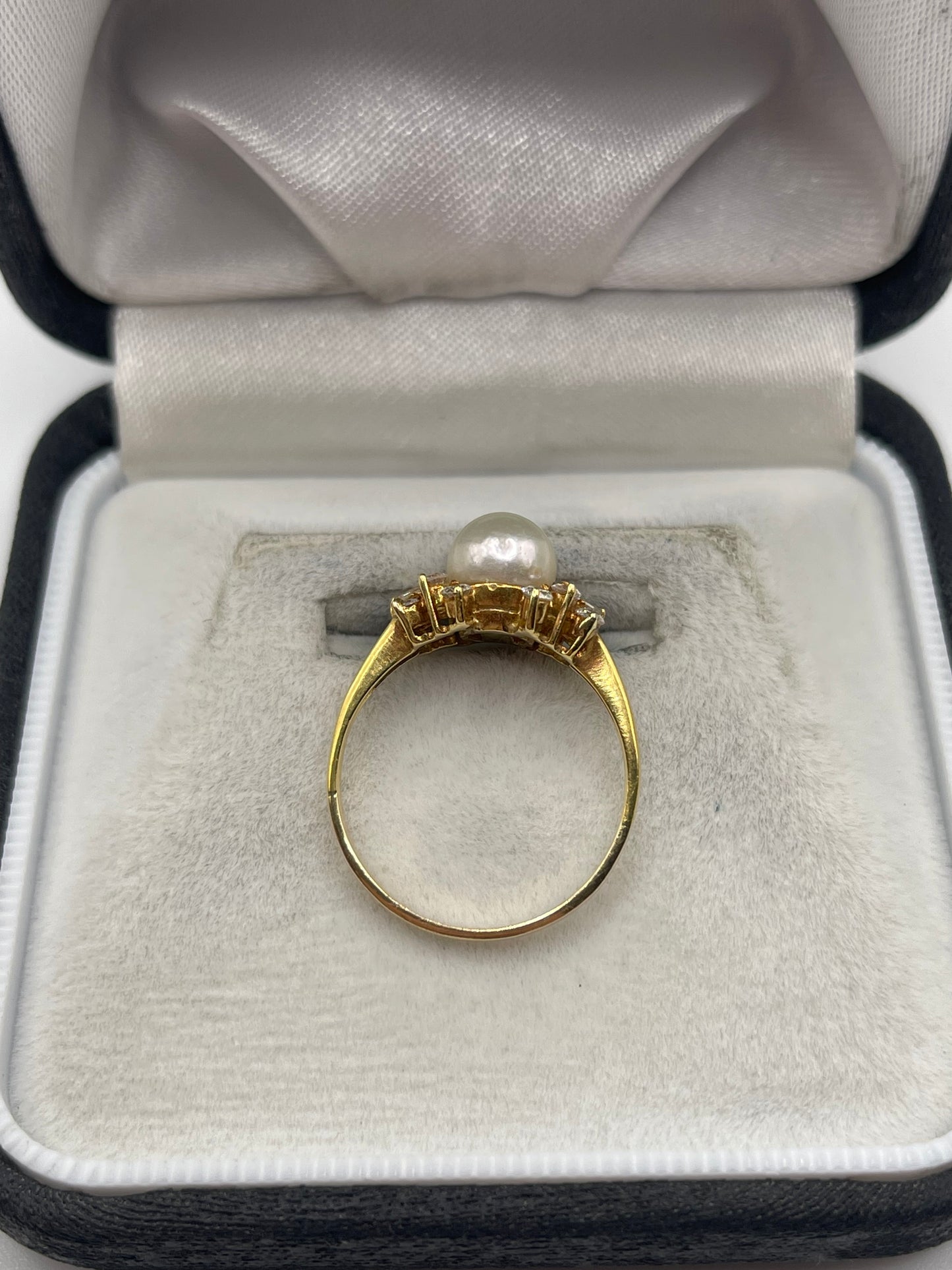 18ct gold pearl and diamond ring