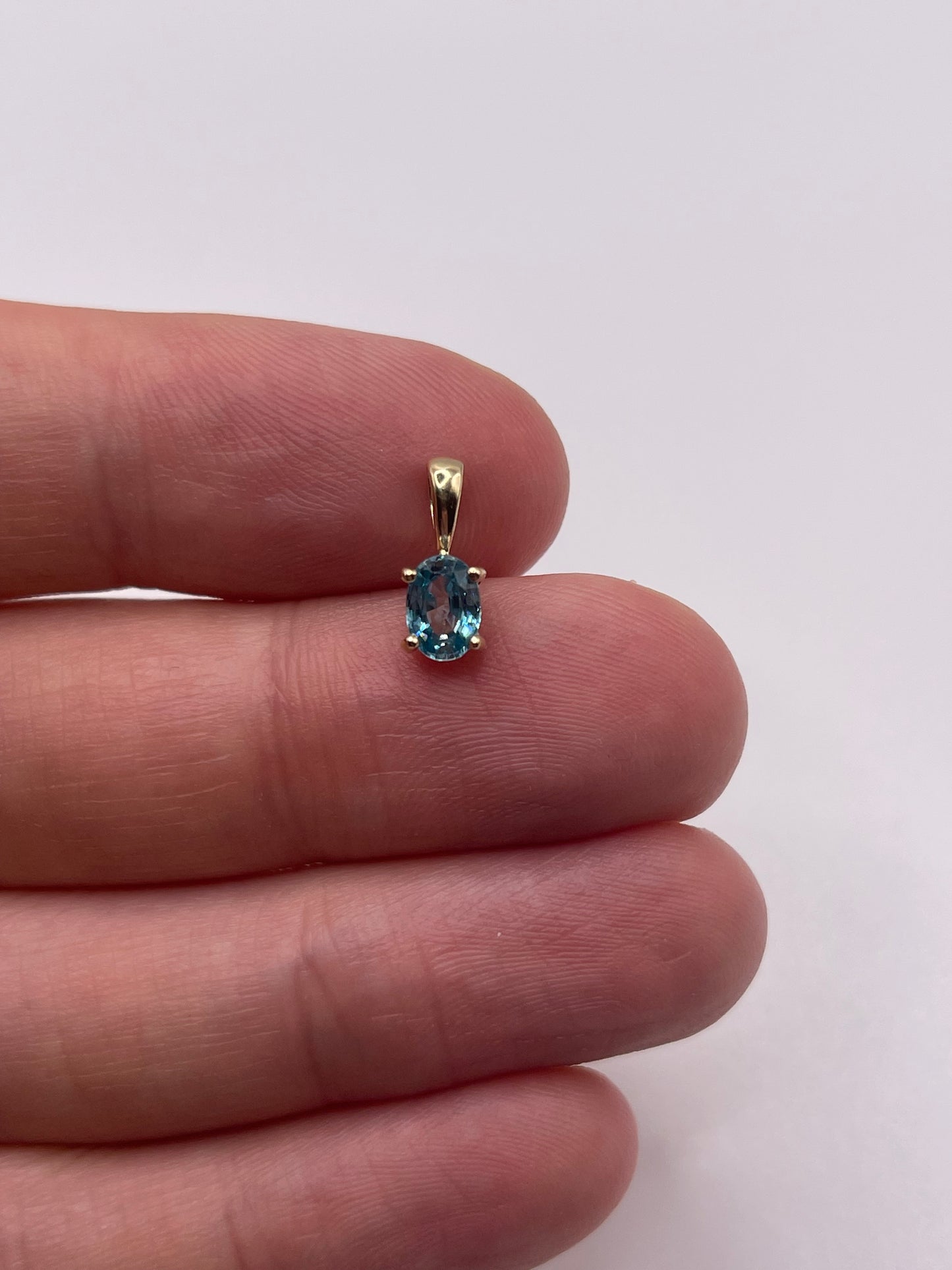 9ct gold blue zircon pendant