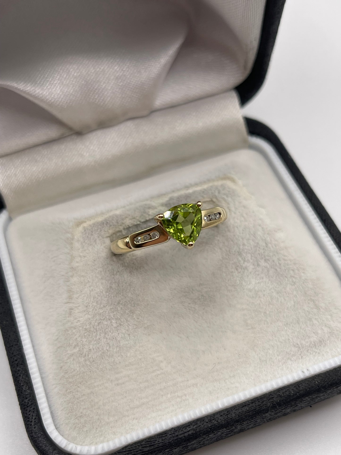 9ct gold peridot and diamond ring