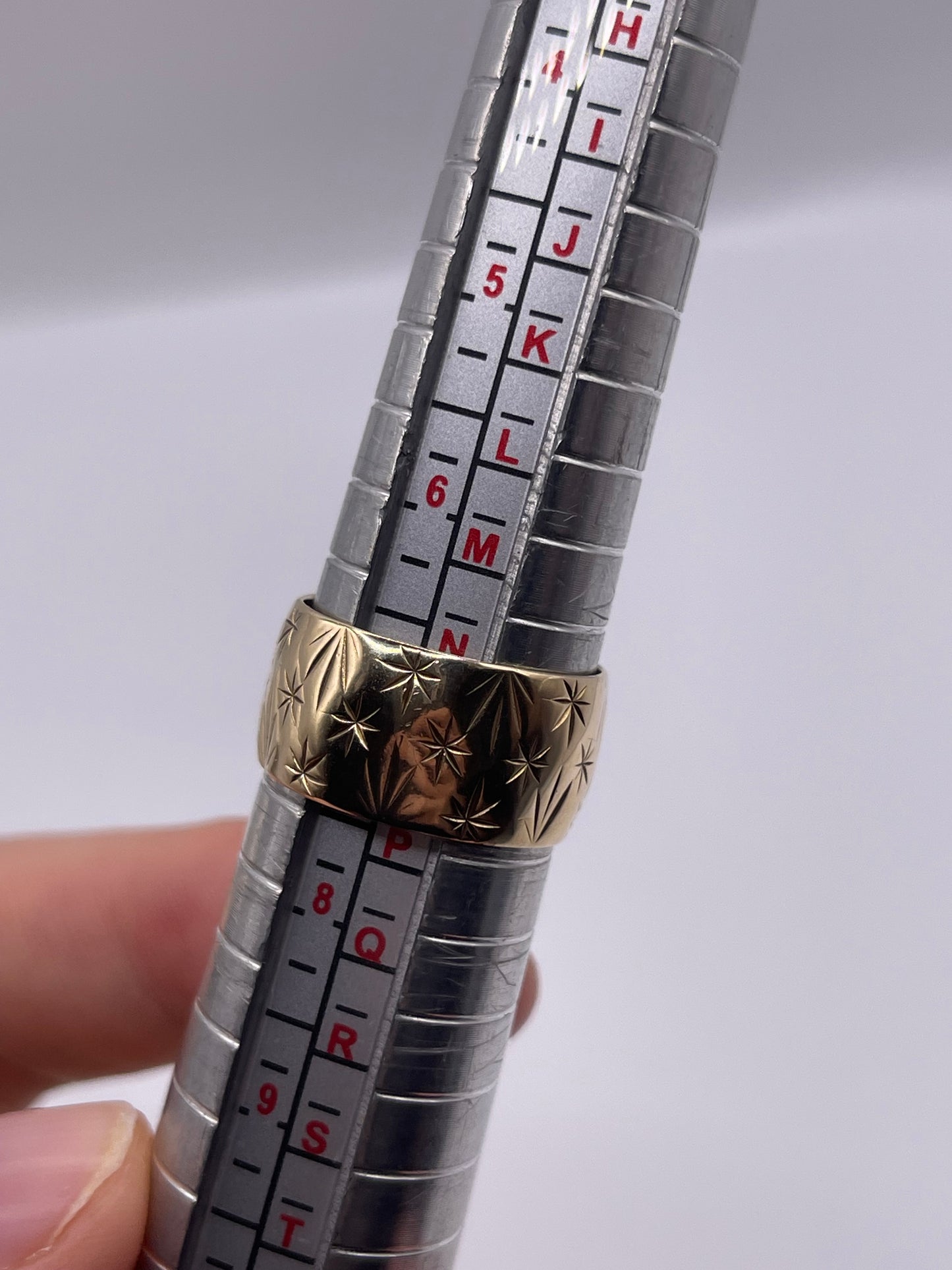 9ct gold patterned band