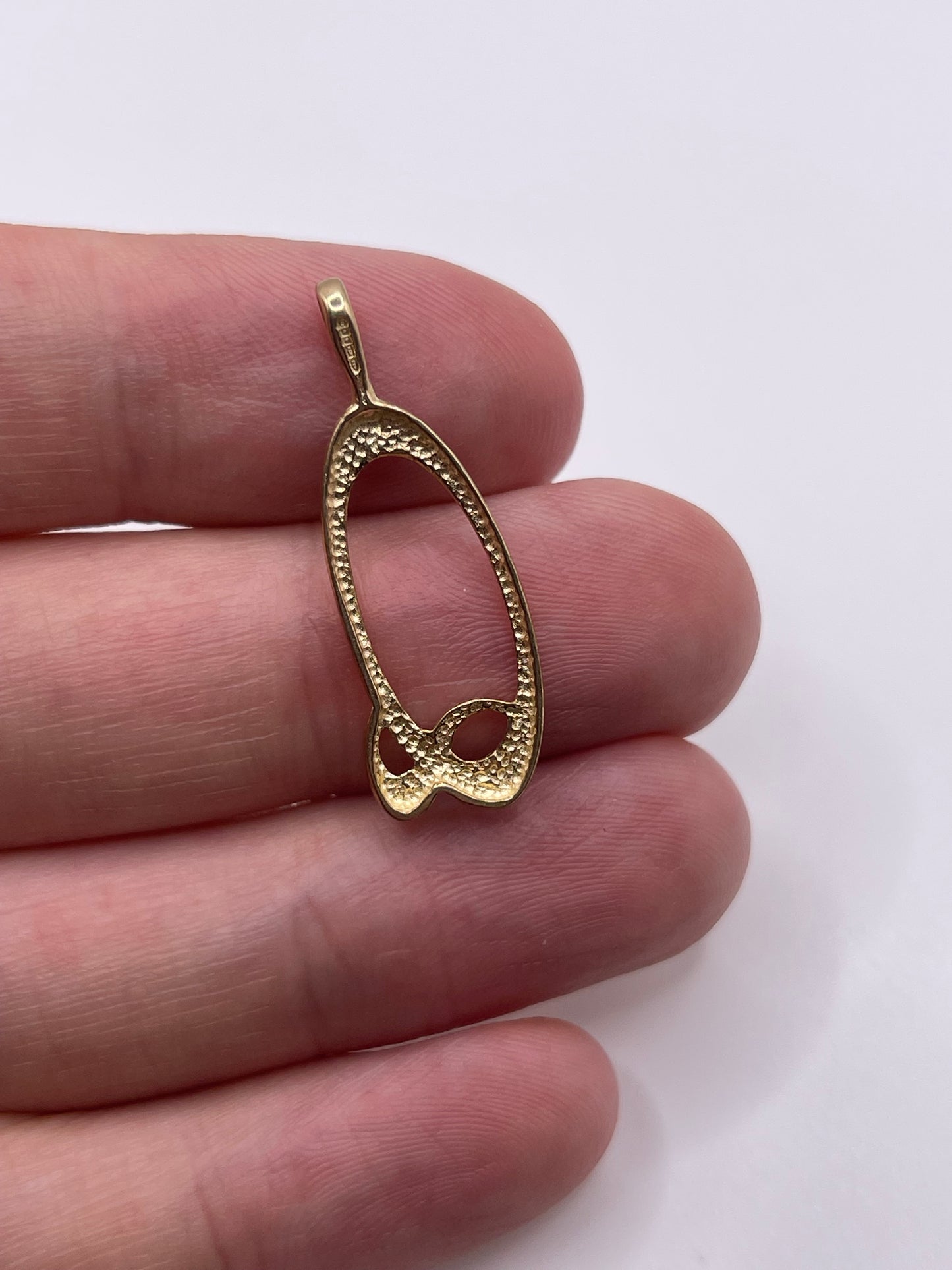 9ct gold initial Q pendant