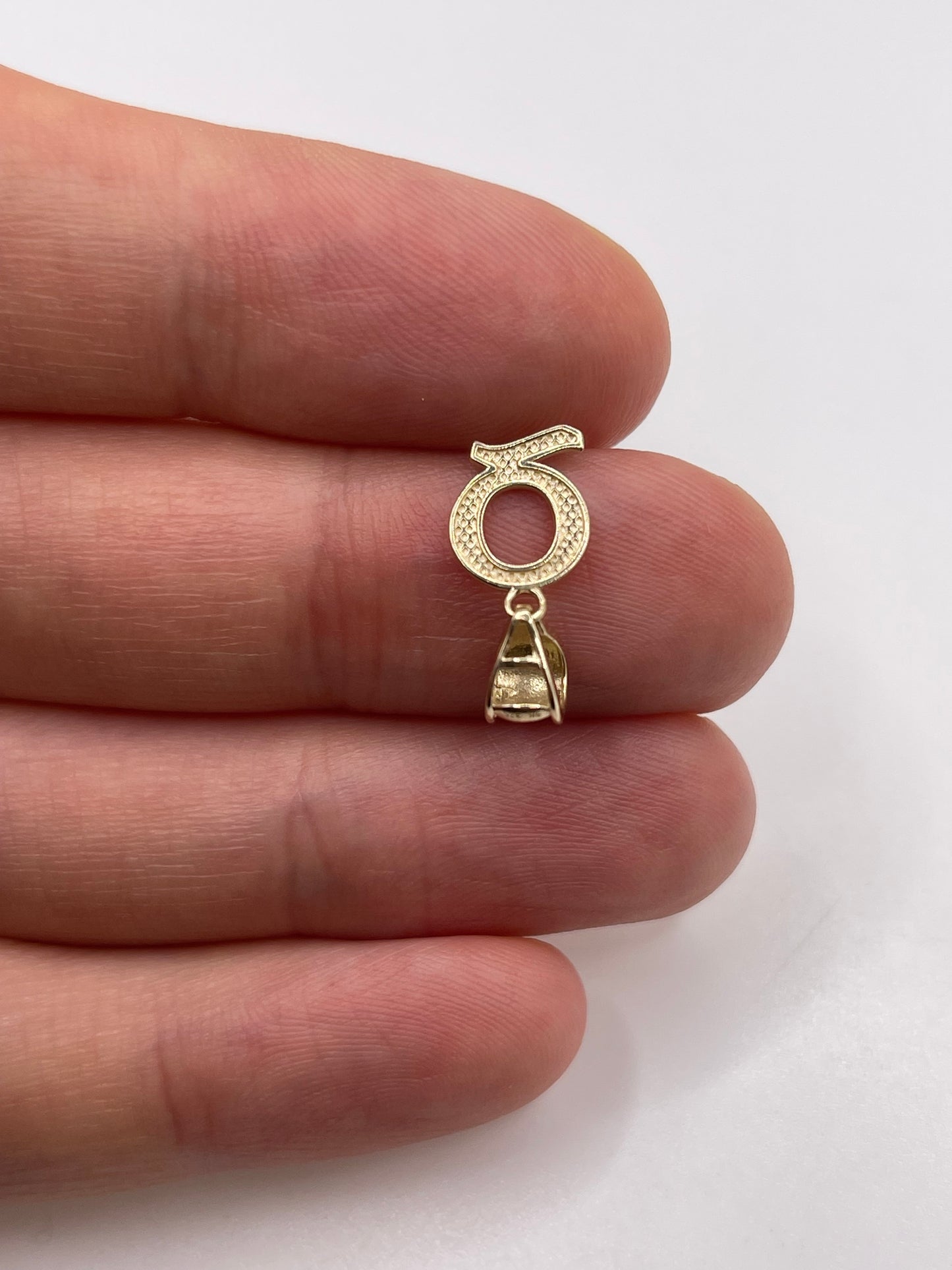 9ct gold initial Q pendant