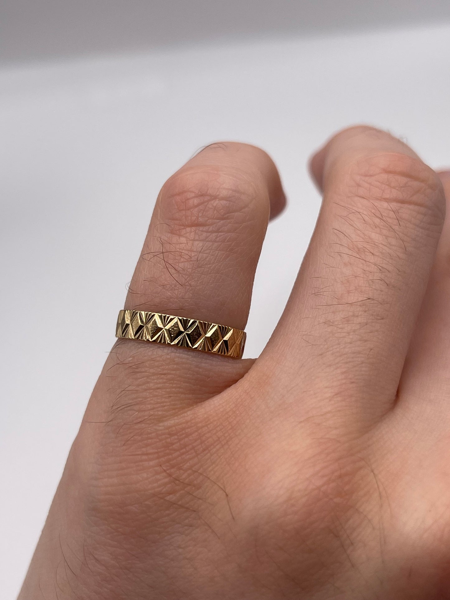 9ct gold patterned band