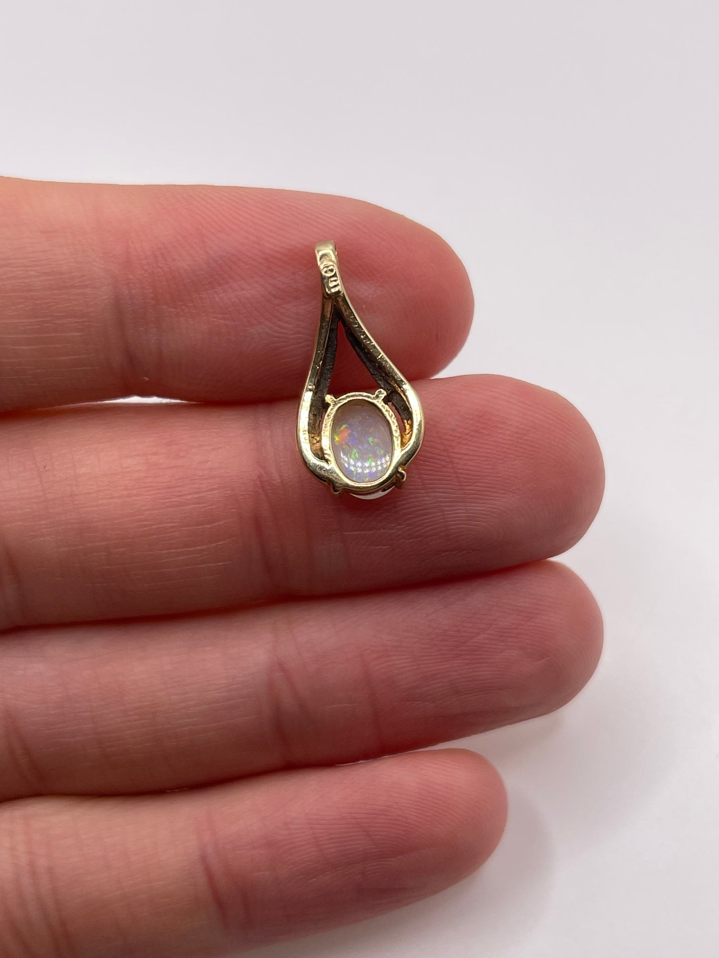 9ct gold opal pendant