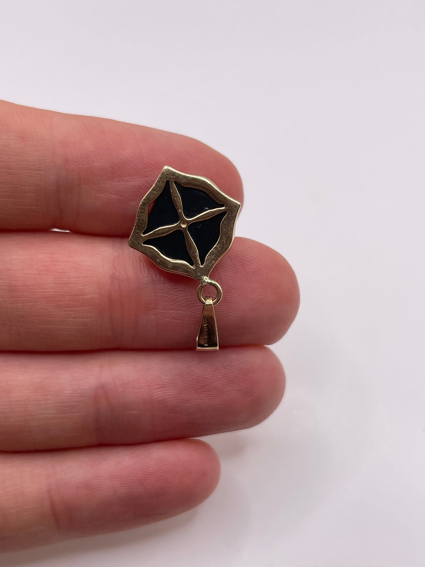 9ct gold amber pendant