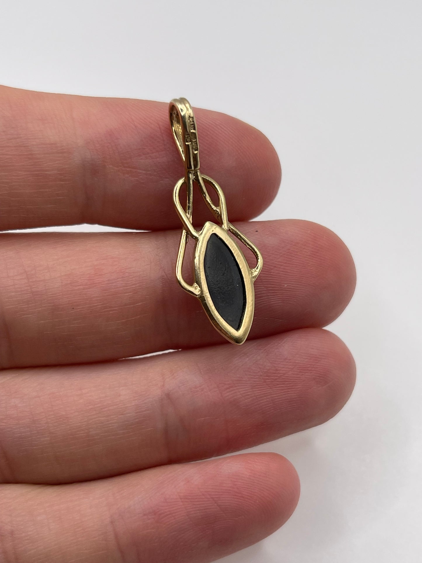 9ct gold amber pendant