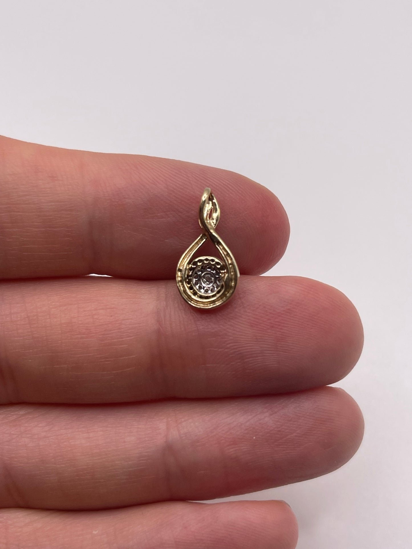 9ct gold diamond cluster pendant