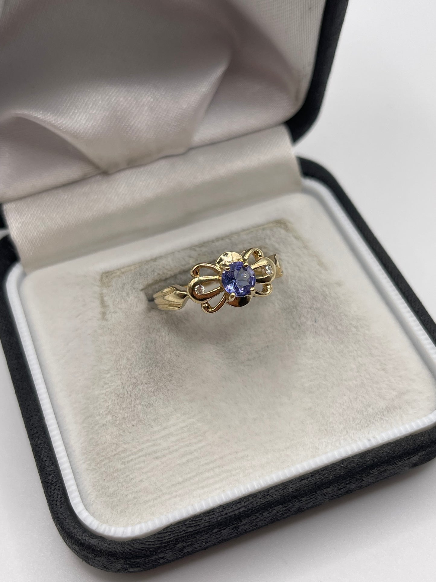 9ct gold tanzanite and diamond ring