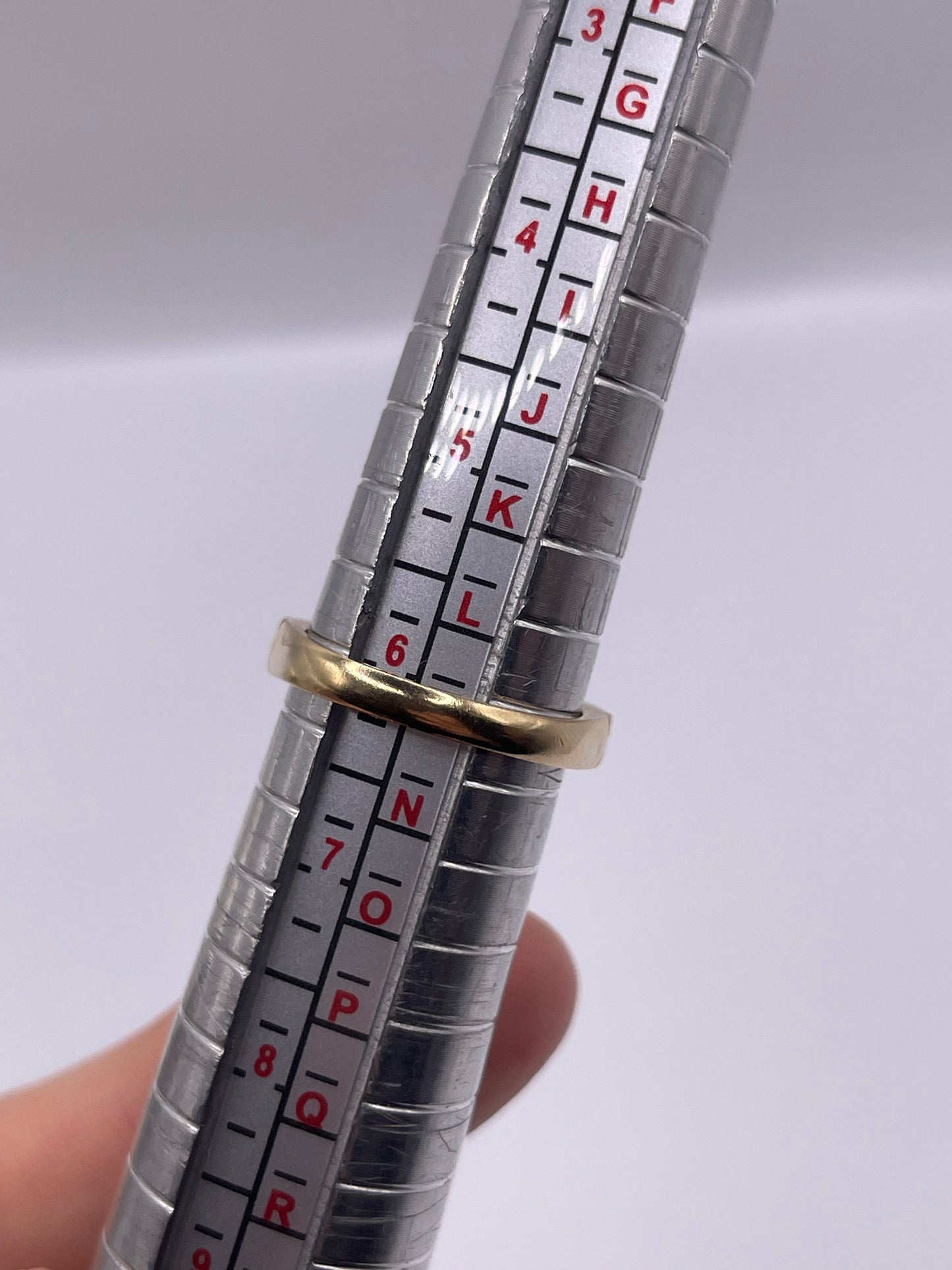 9ct gold garnet ring