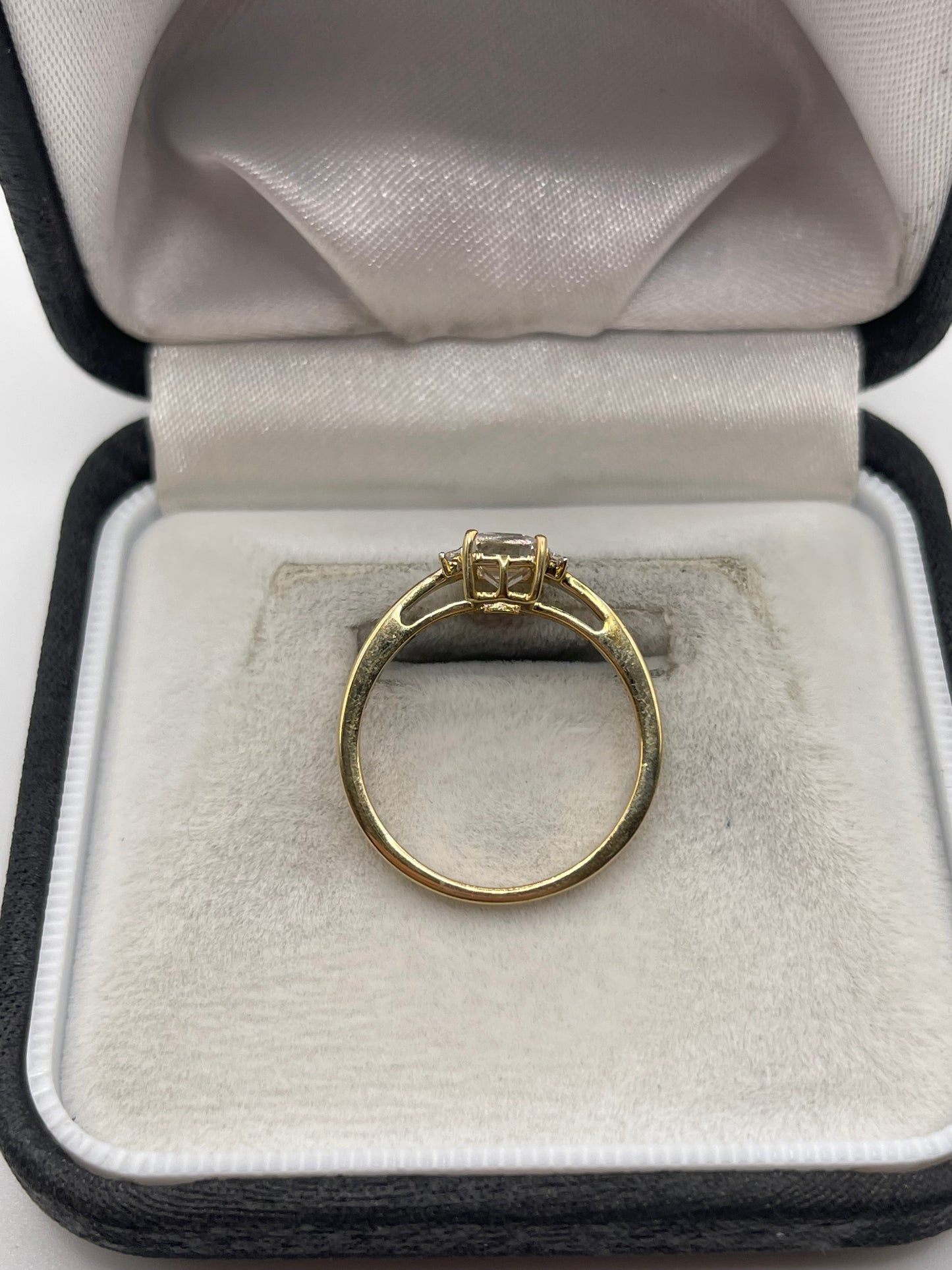 9ct gold zircon ring