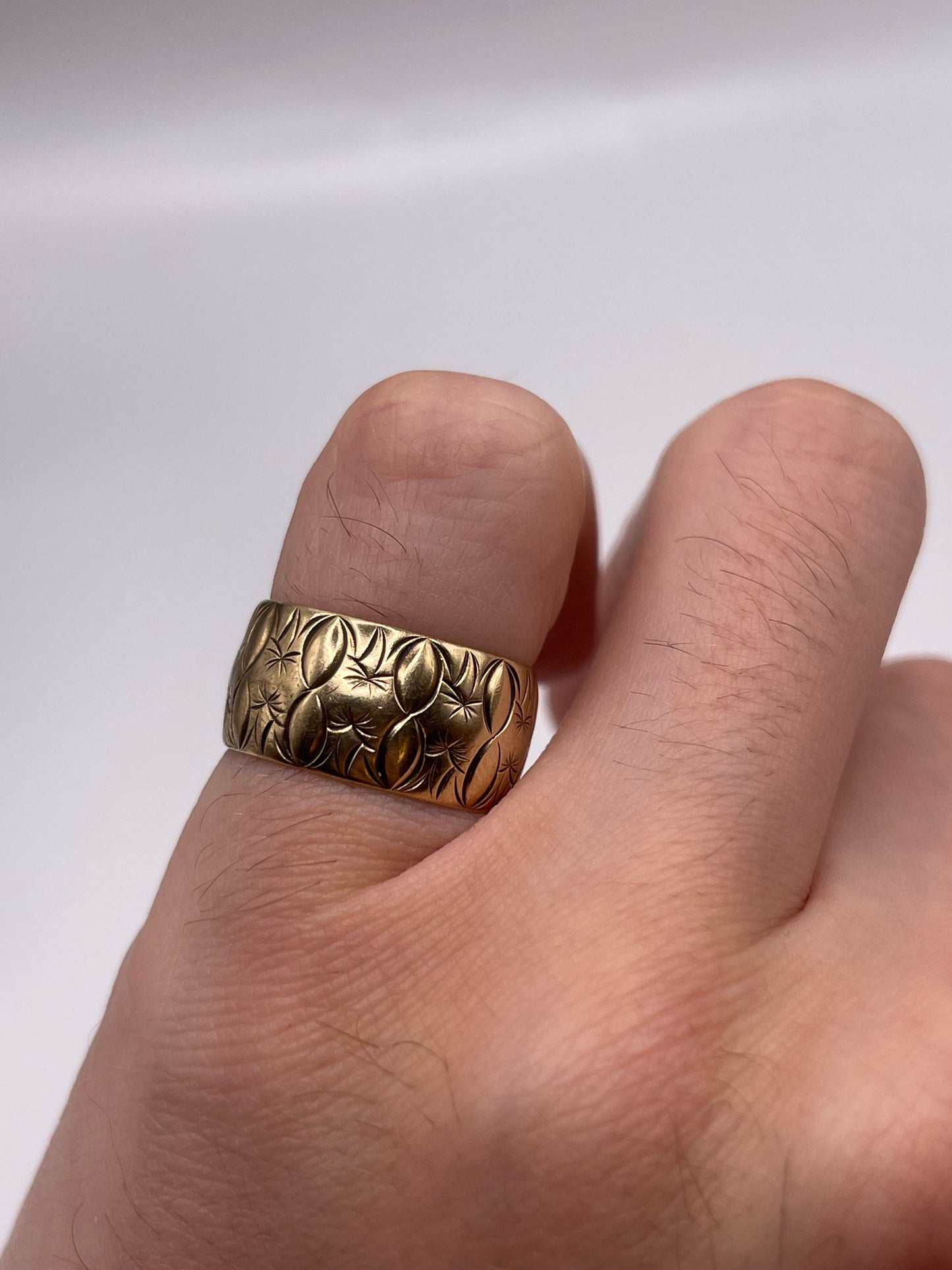 9ct gold patterned band