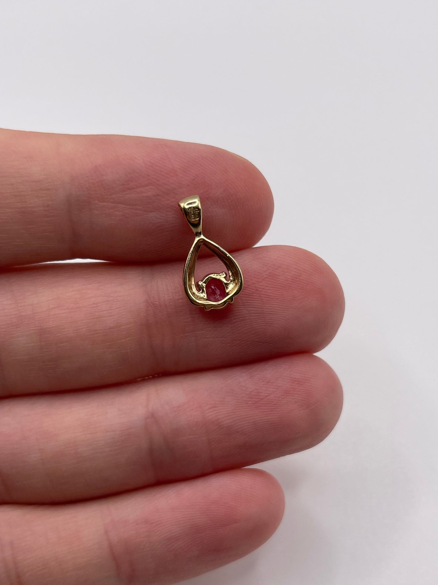 9ct gold pink sapphire pendant