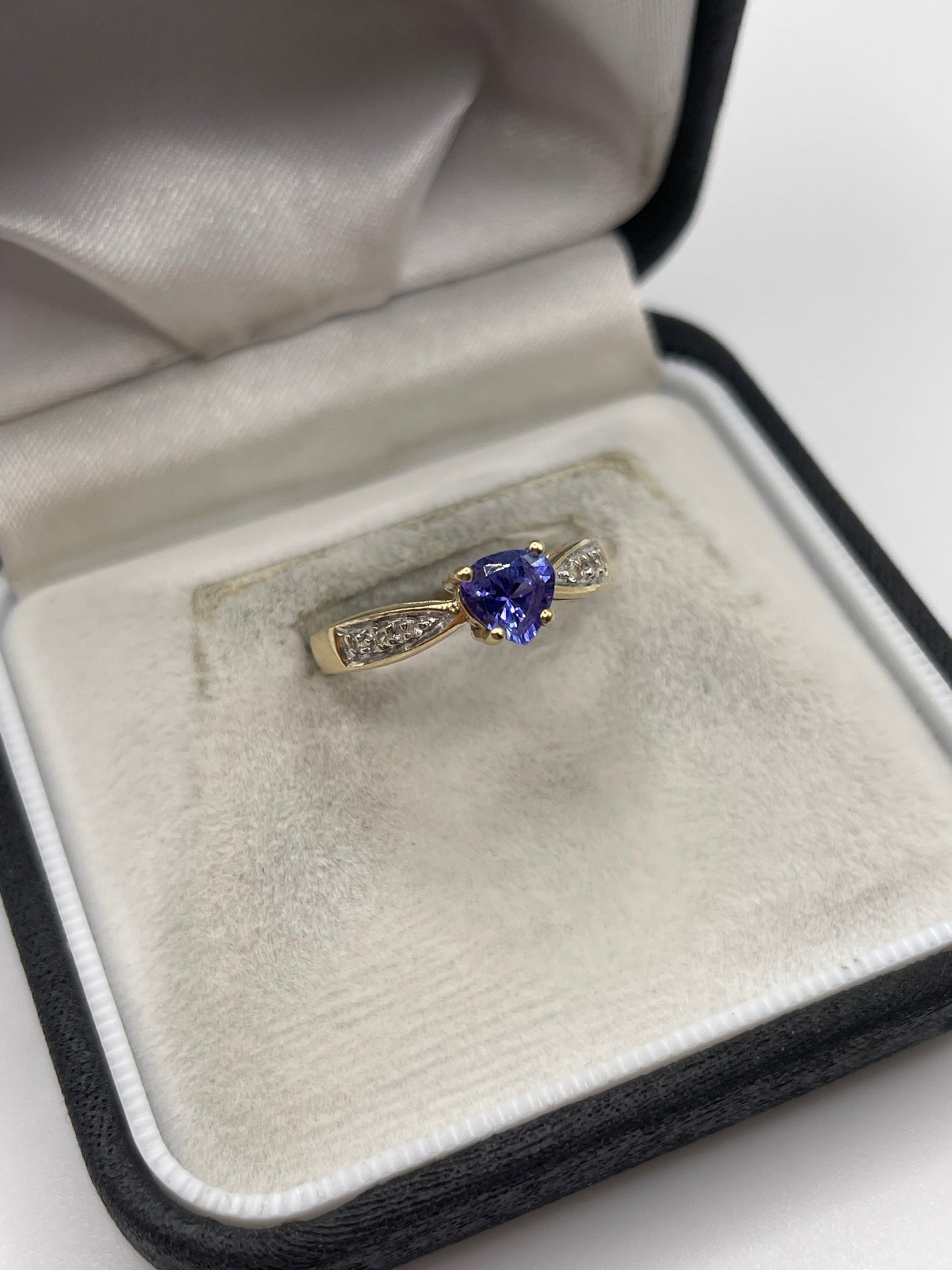 9ct gold tanzanite and diamond ring