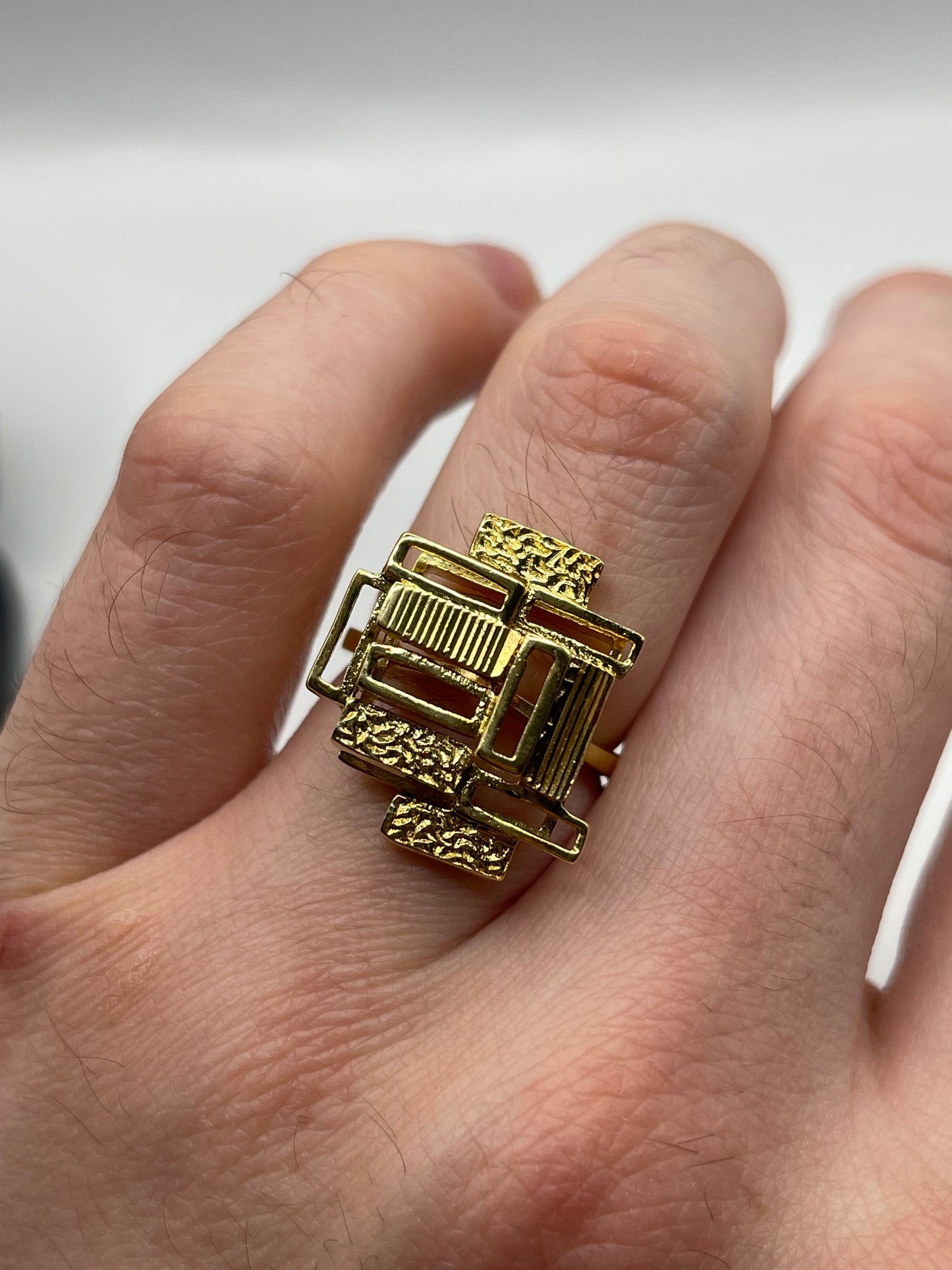18ct gold abstract ring