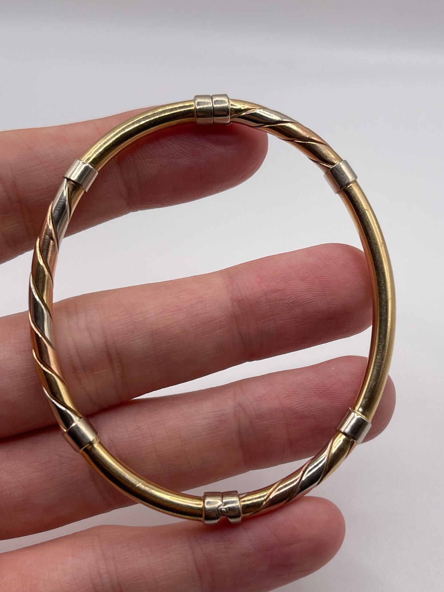 9ct tri gold bangle