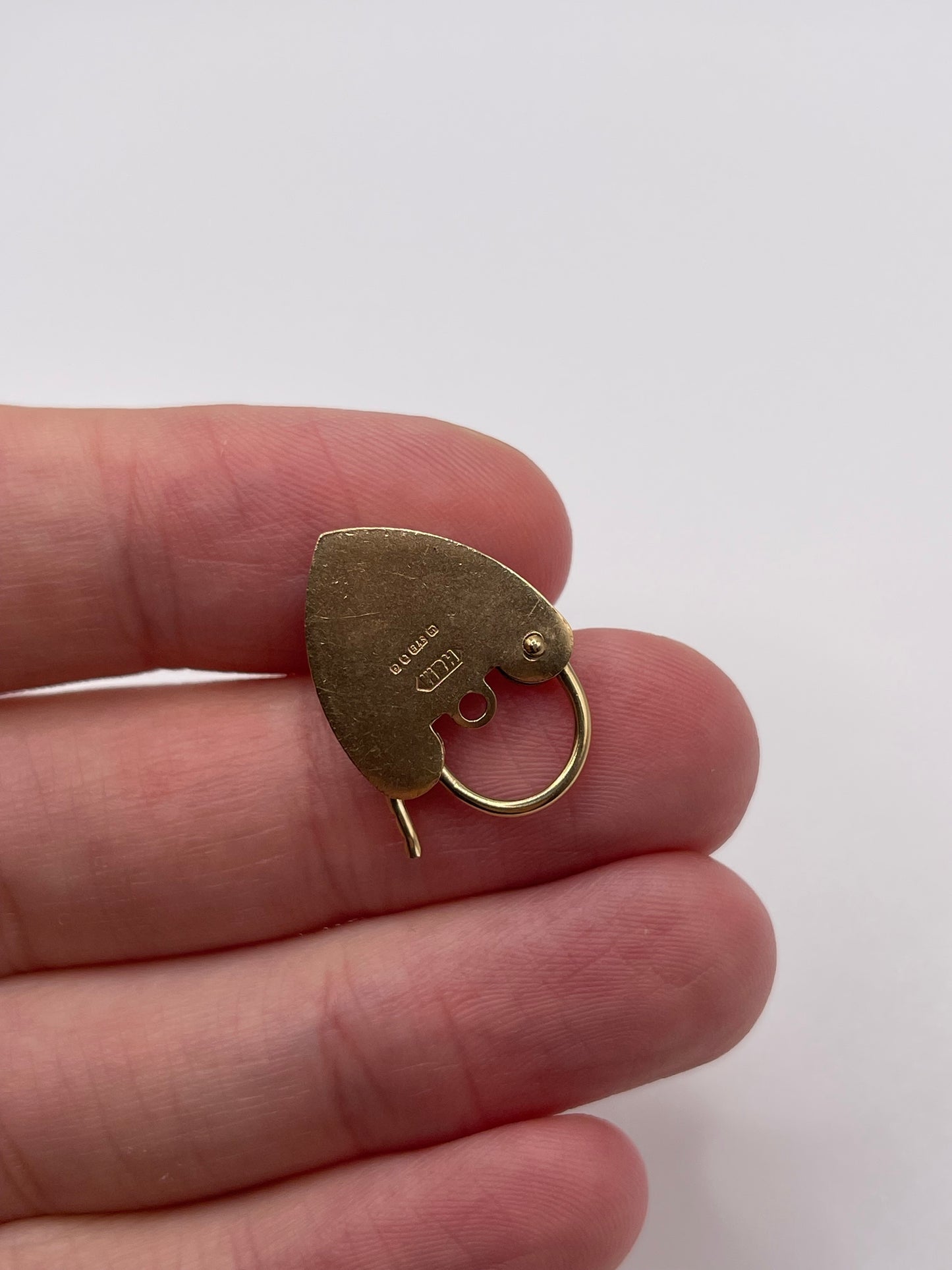 9ct gold padlock 126