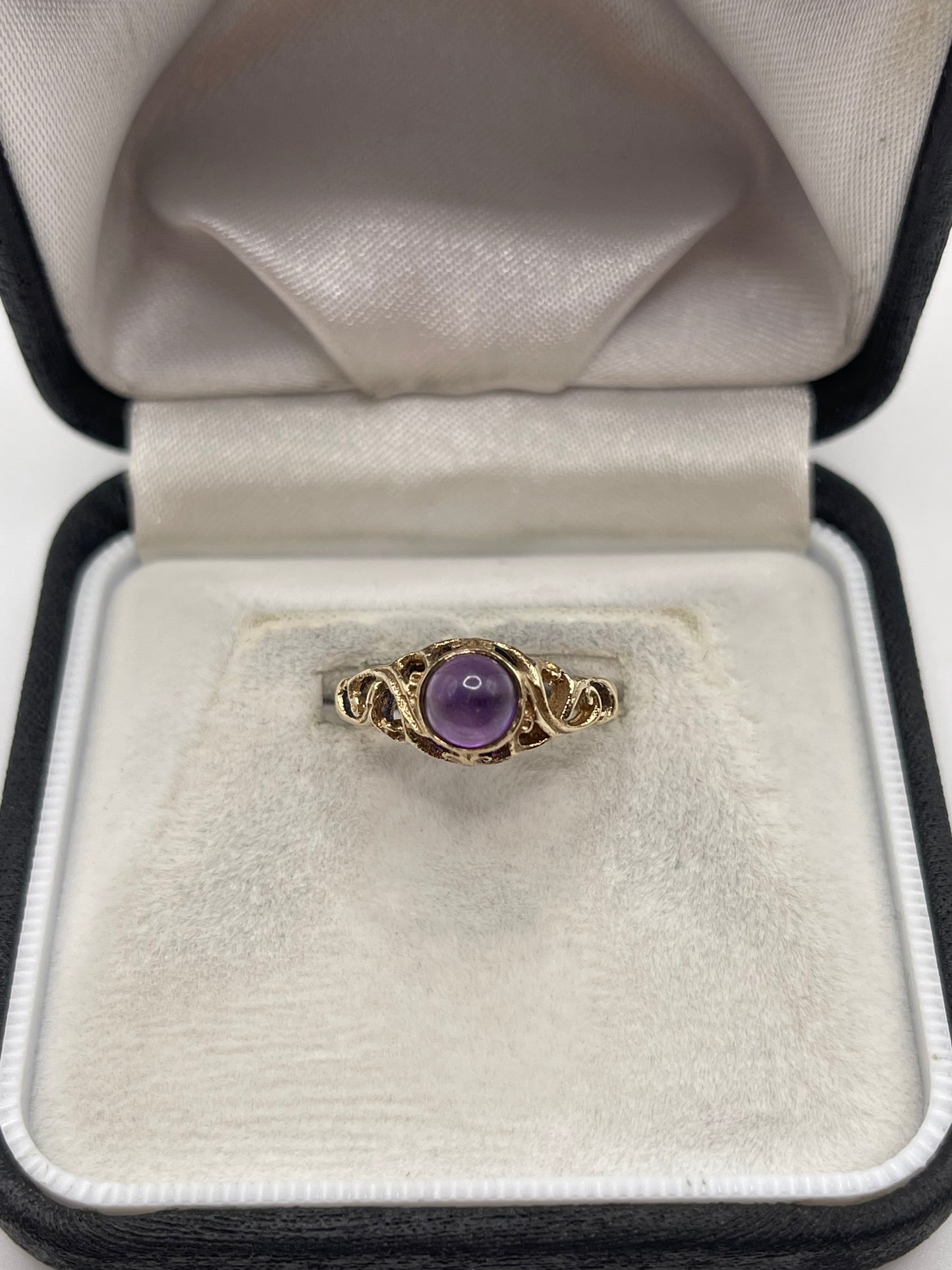 9ct gold cabochon amethyst ring