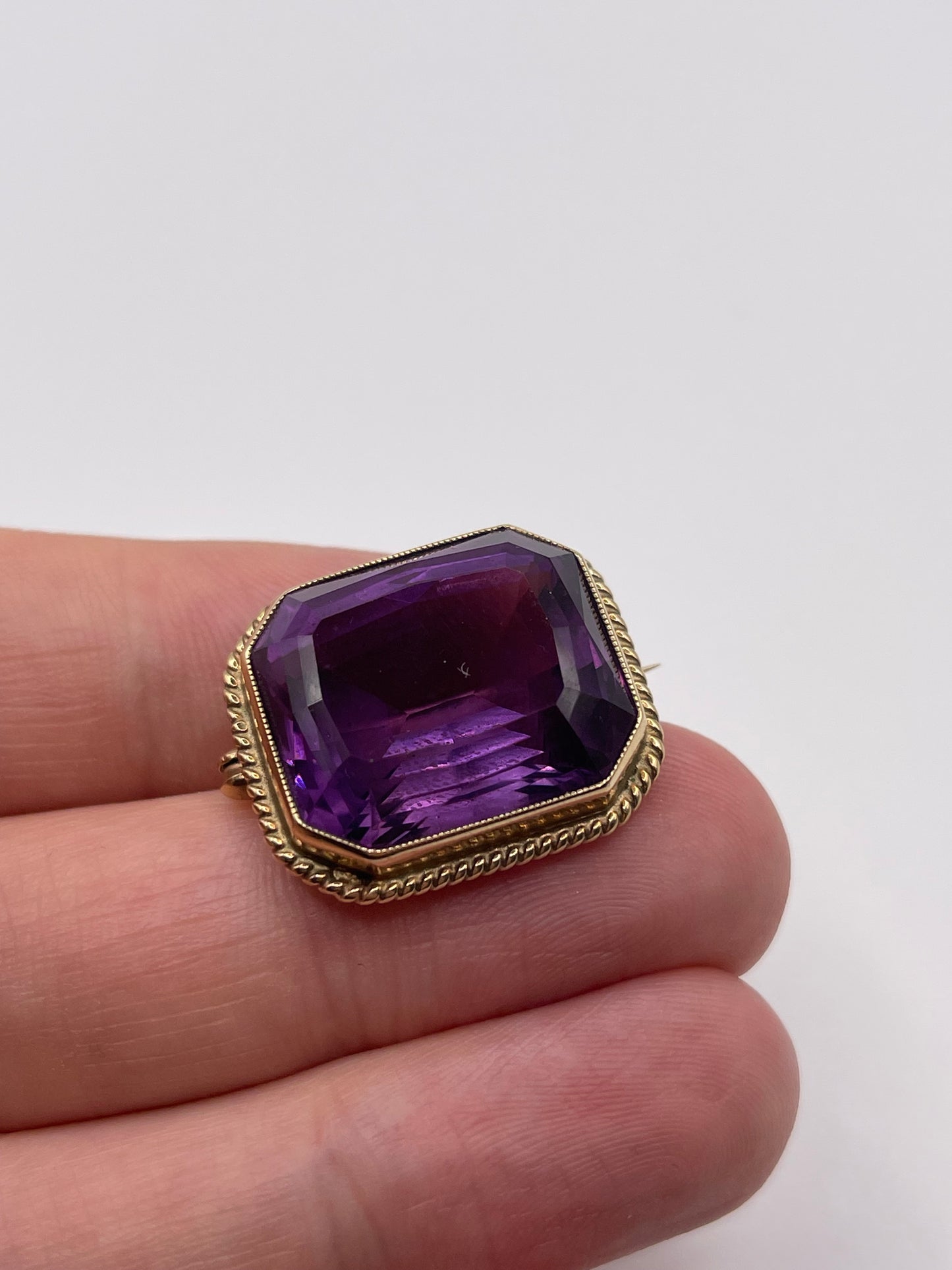 9ct gold amethyst brooch