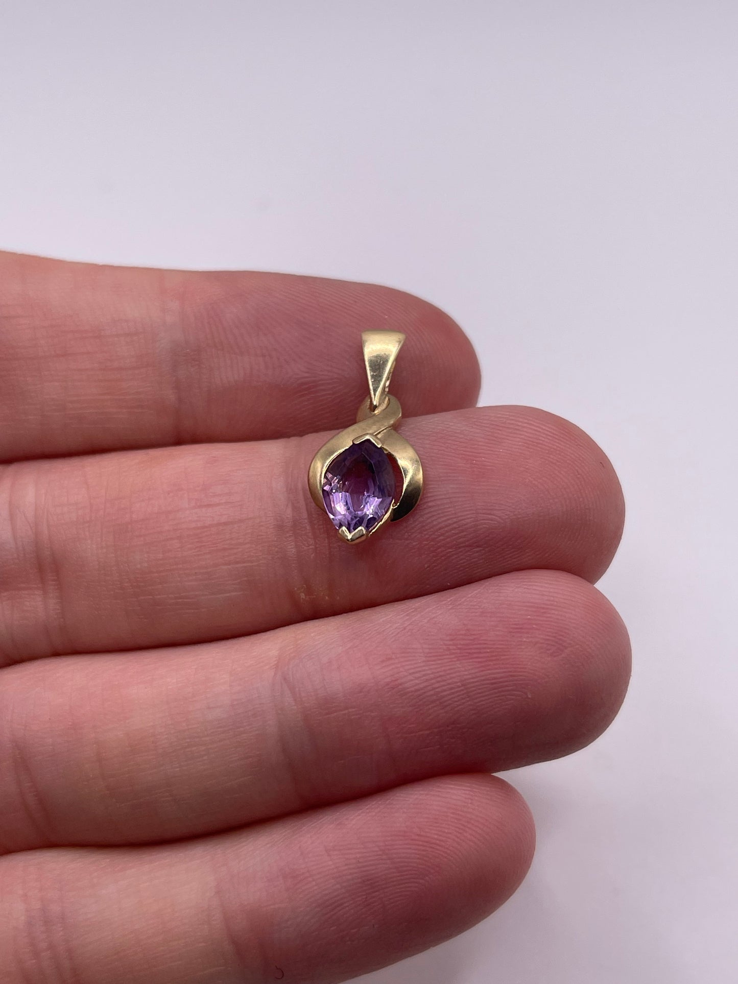 9ct gold amethyst pendant