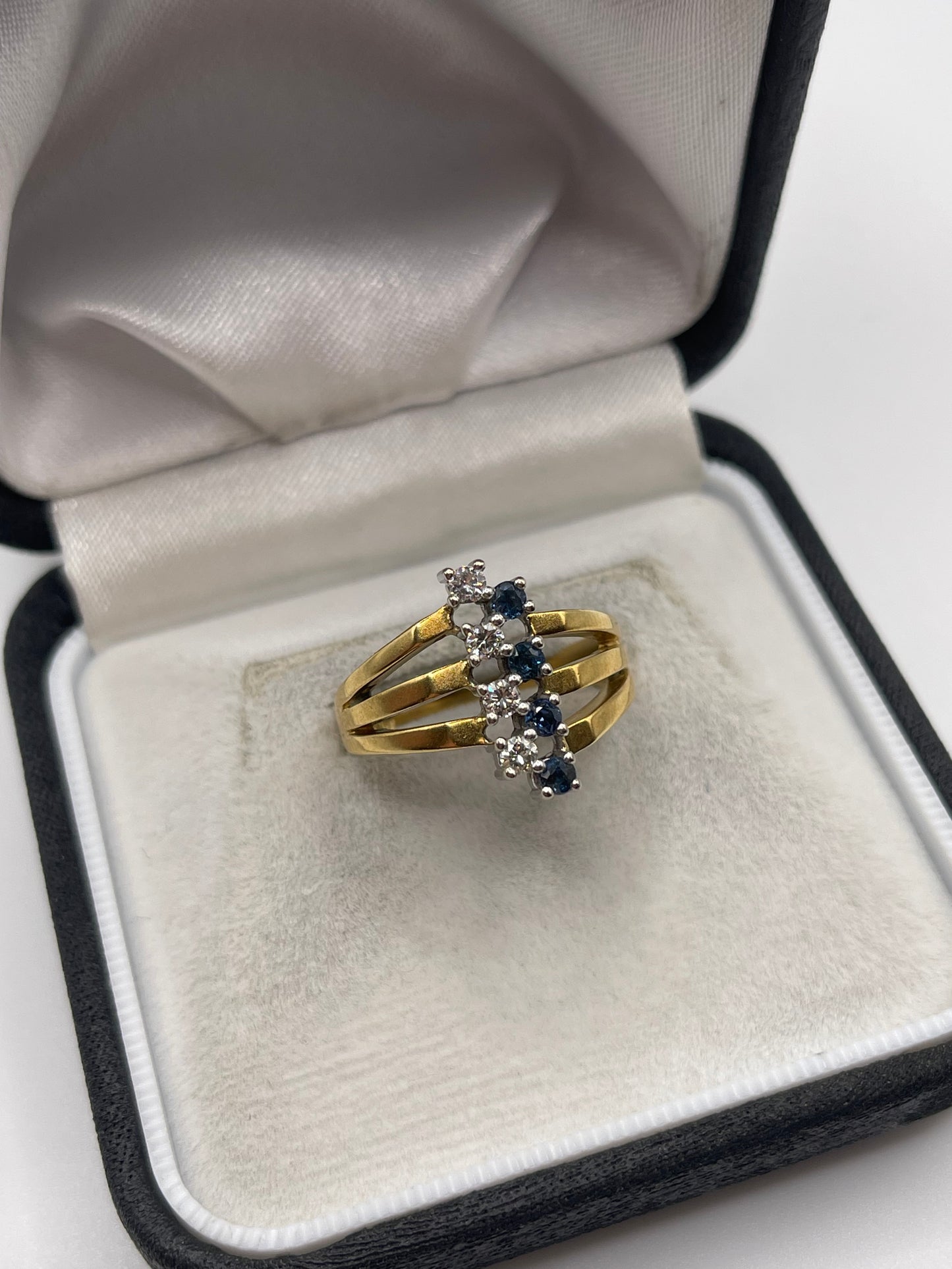 18ct gold sapphire and diamond ring