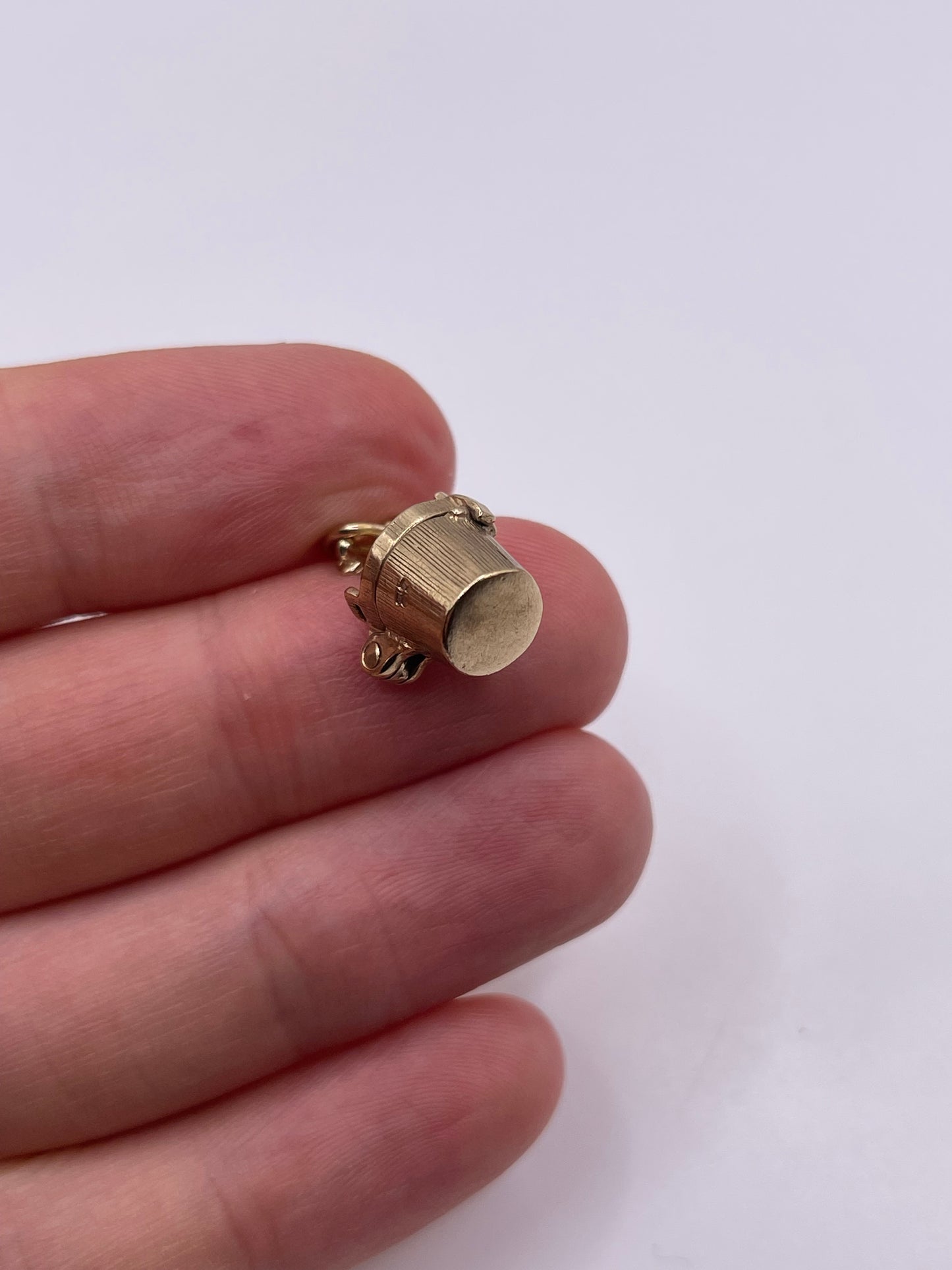 9ct gold champagne charm