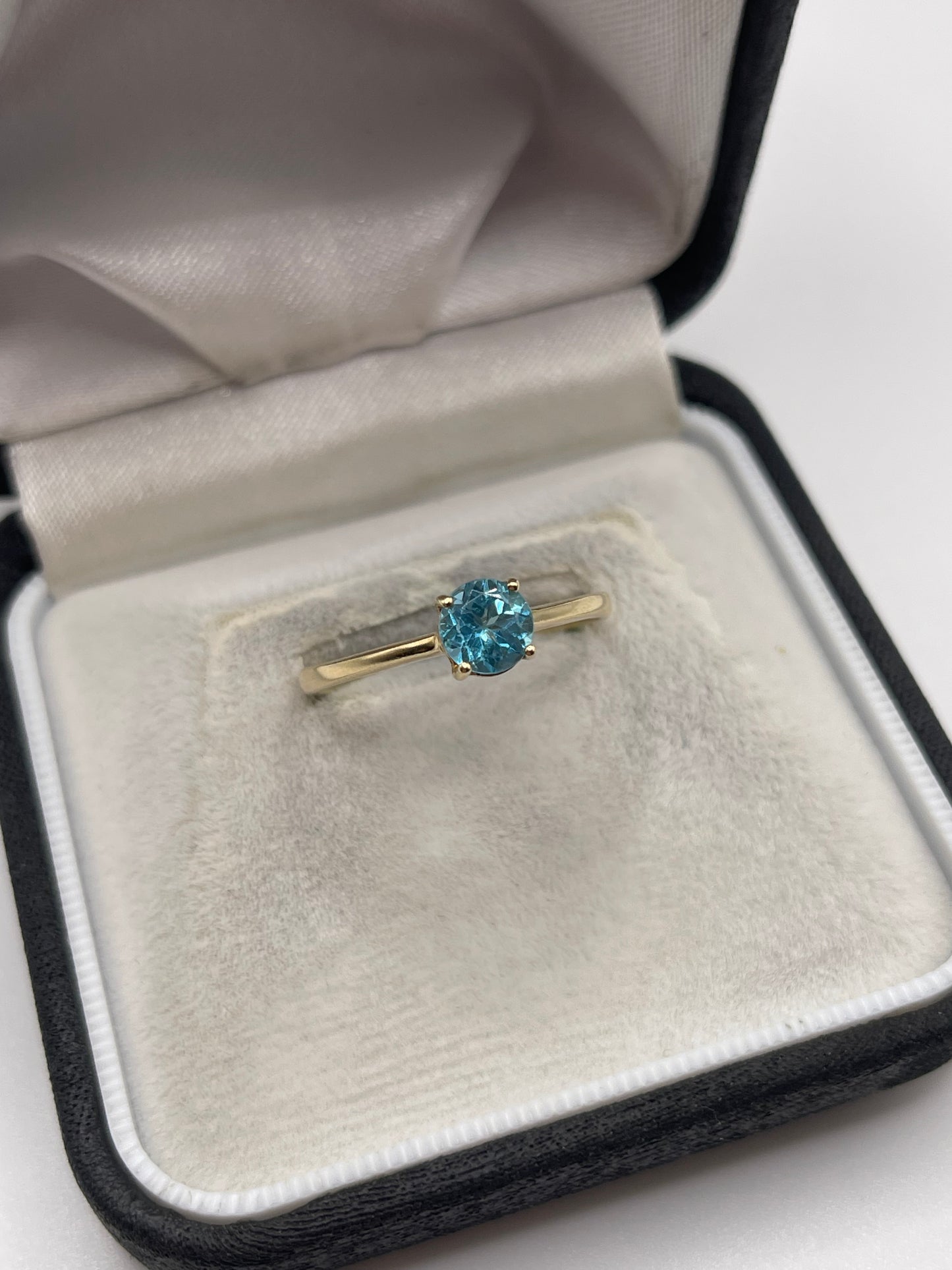 9ct gold blue topaz ring