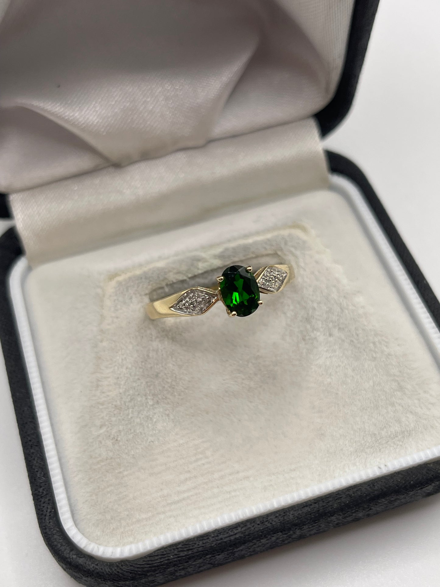 9ct gold diopside and diamond ring