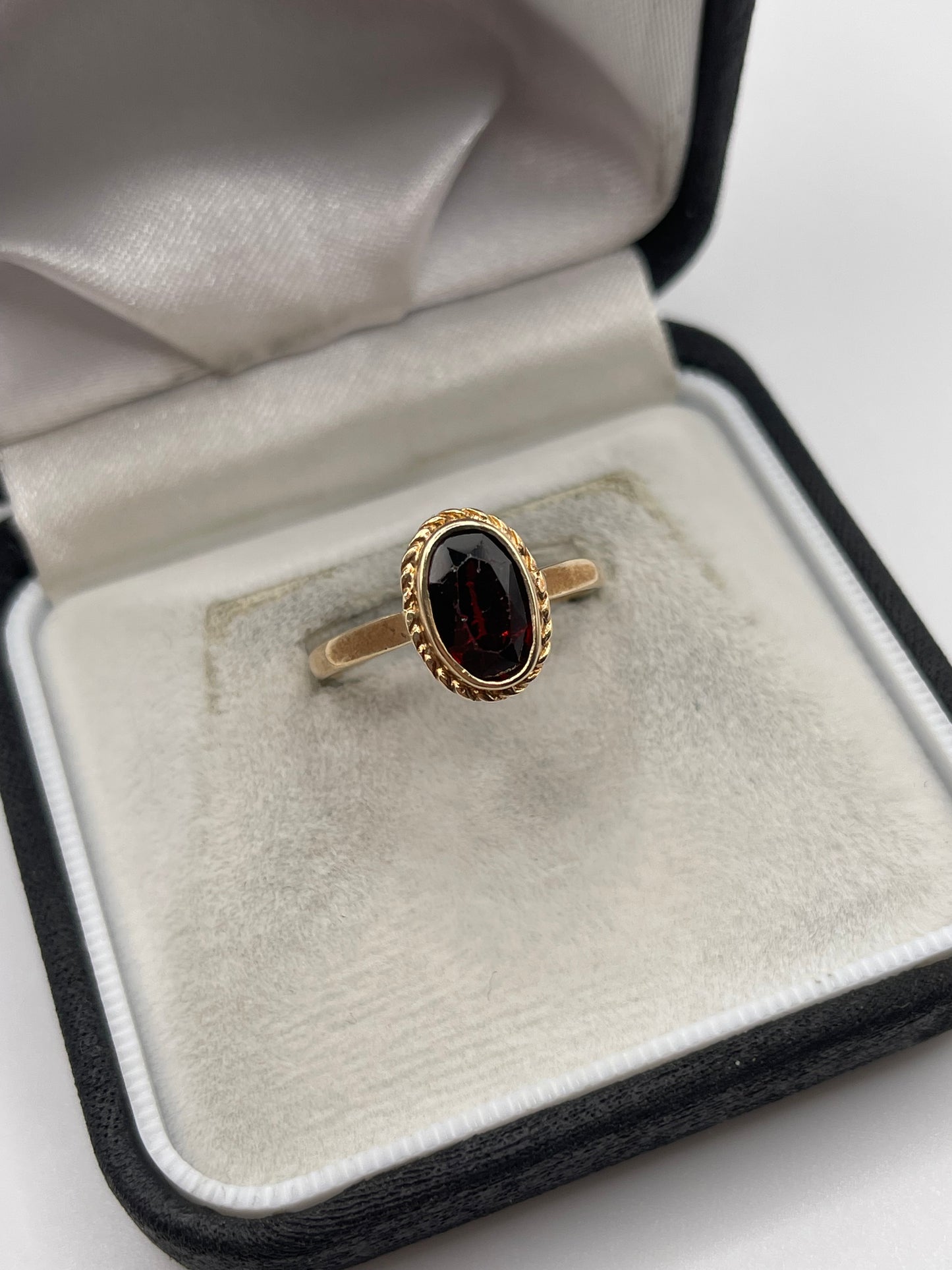 9ct gold garnet ring