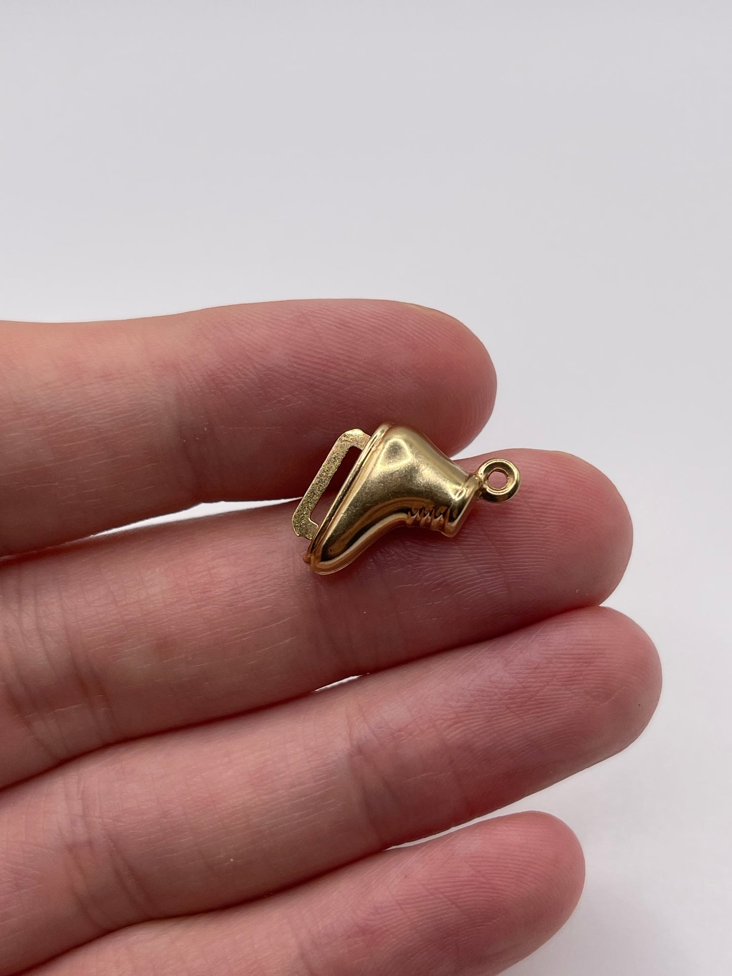 9ct gold ice skate charm