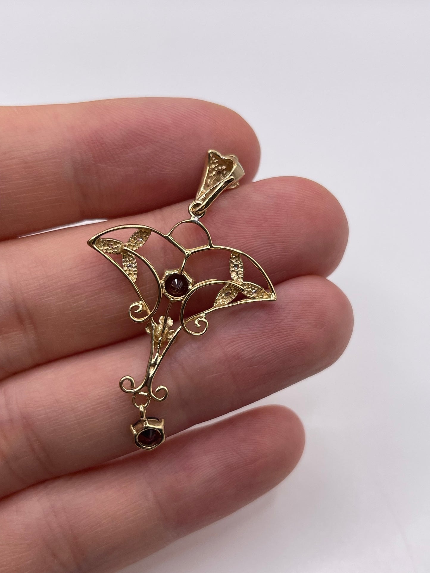 9ct gold garnet and diamond pendant
