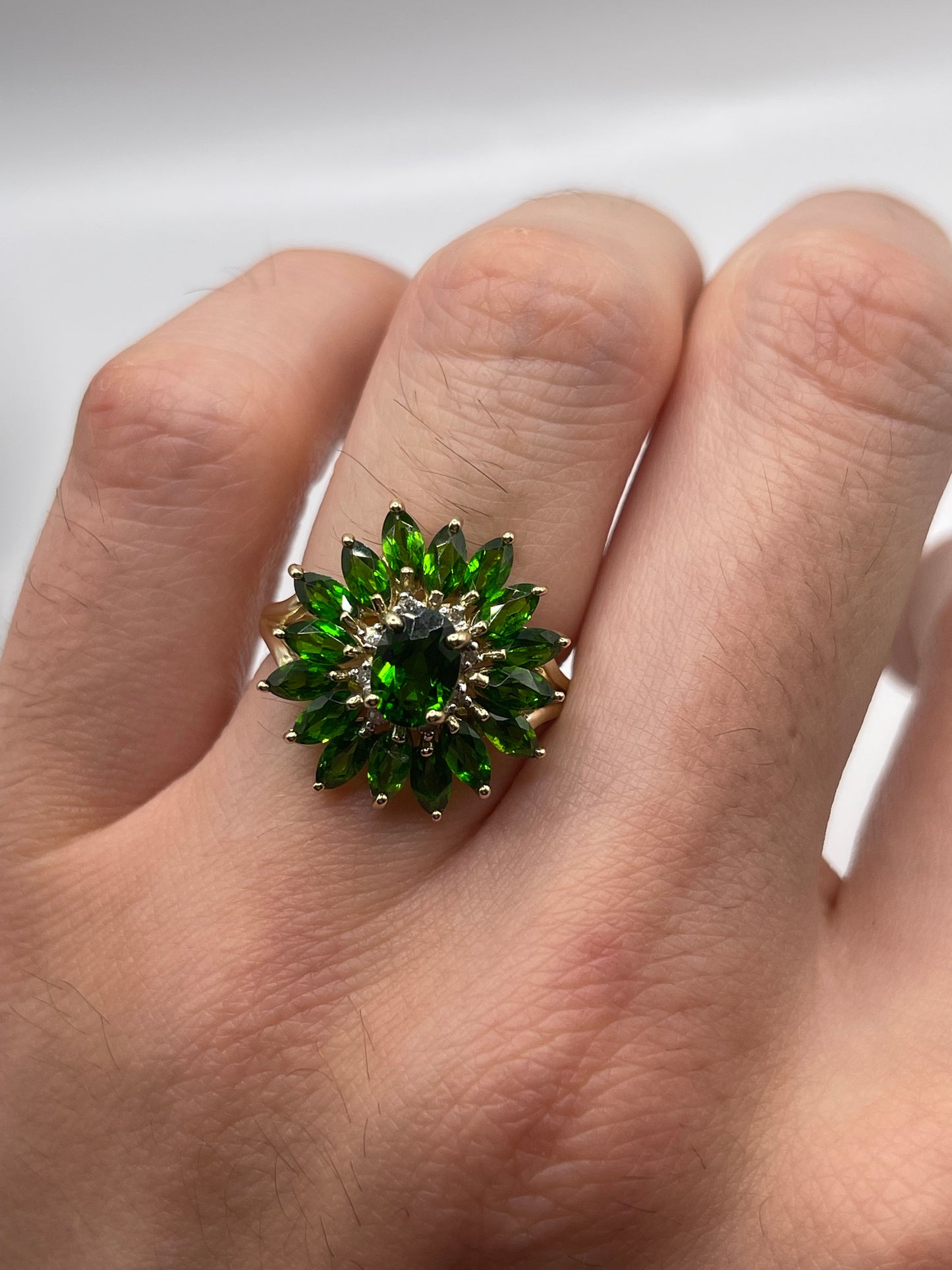 9ct gold diopside and diamond ring
