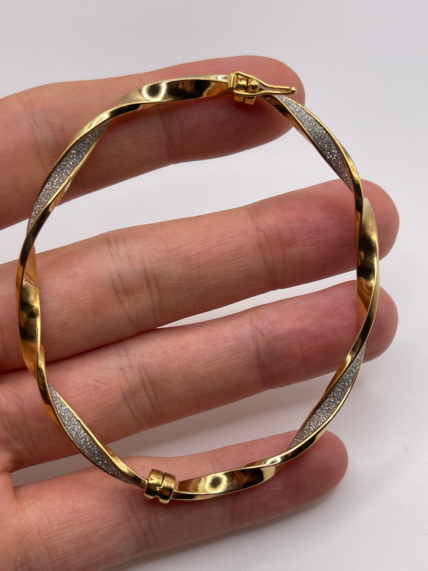 9ct gold bangle