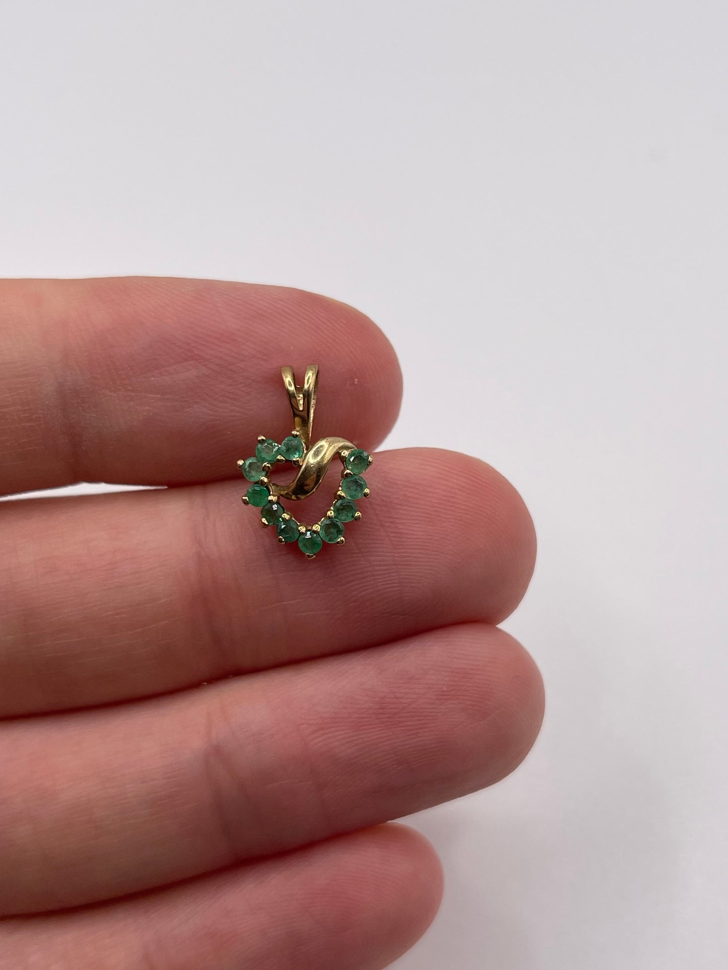 9ct gold emerald heart pendant