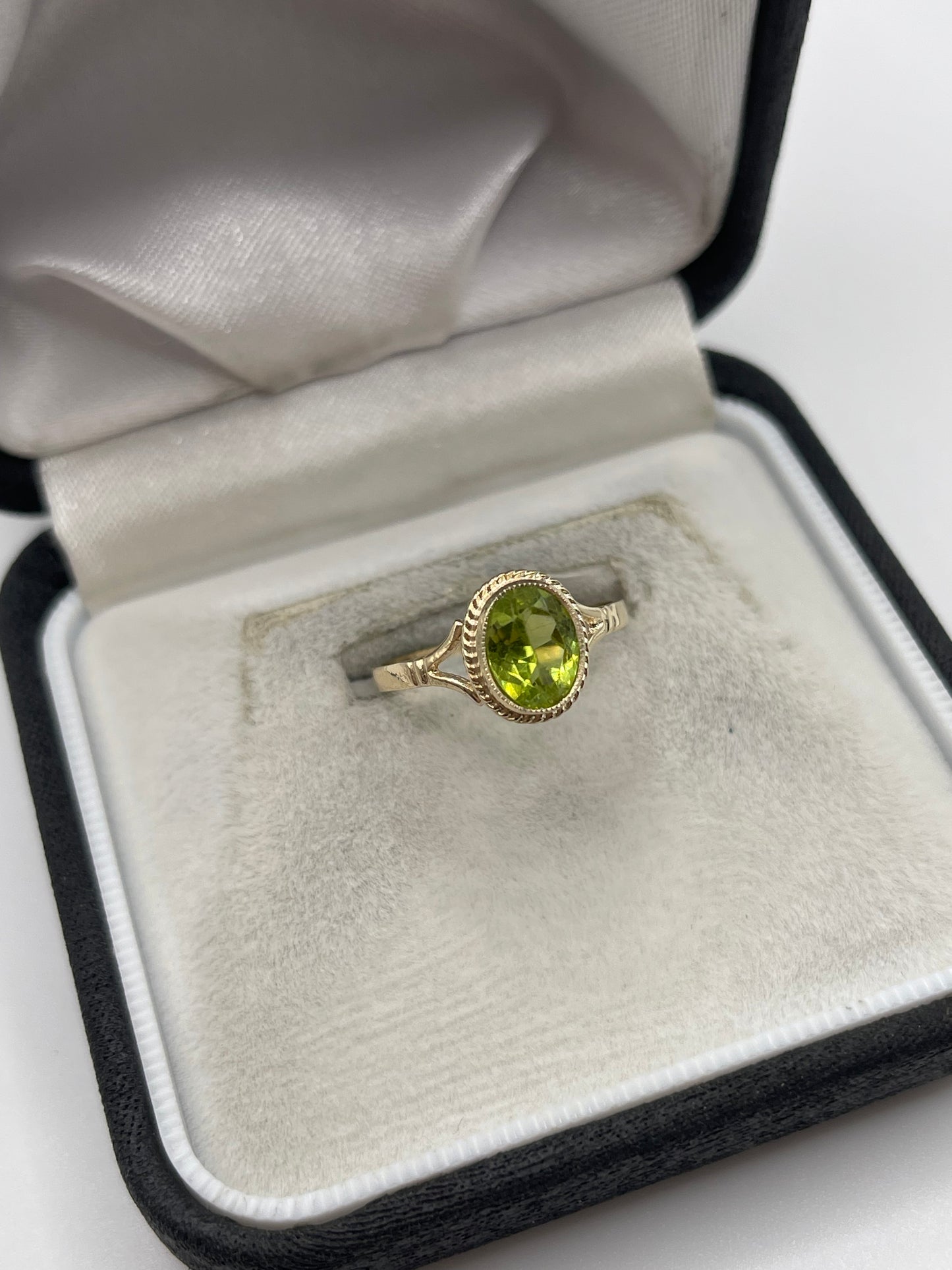 9ct gold peridot ring