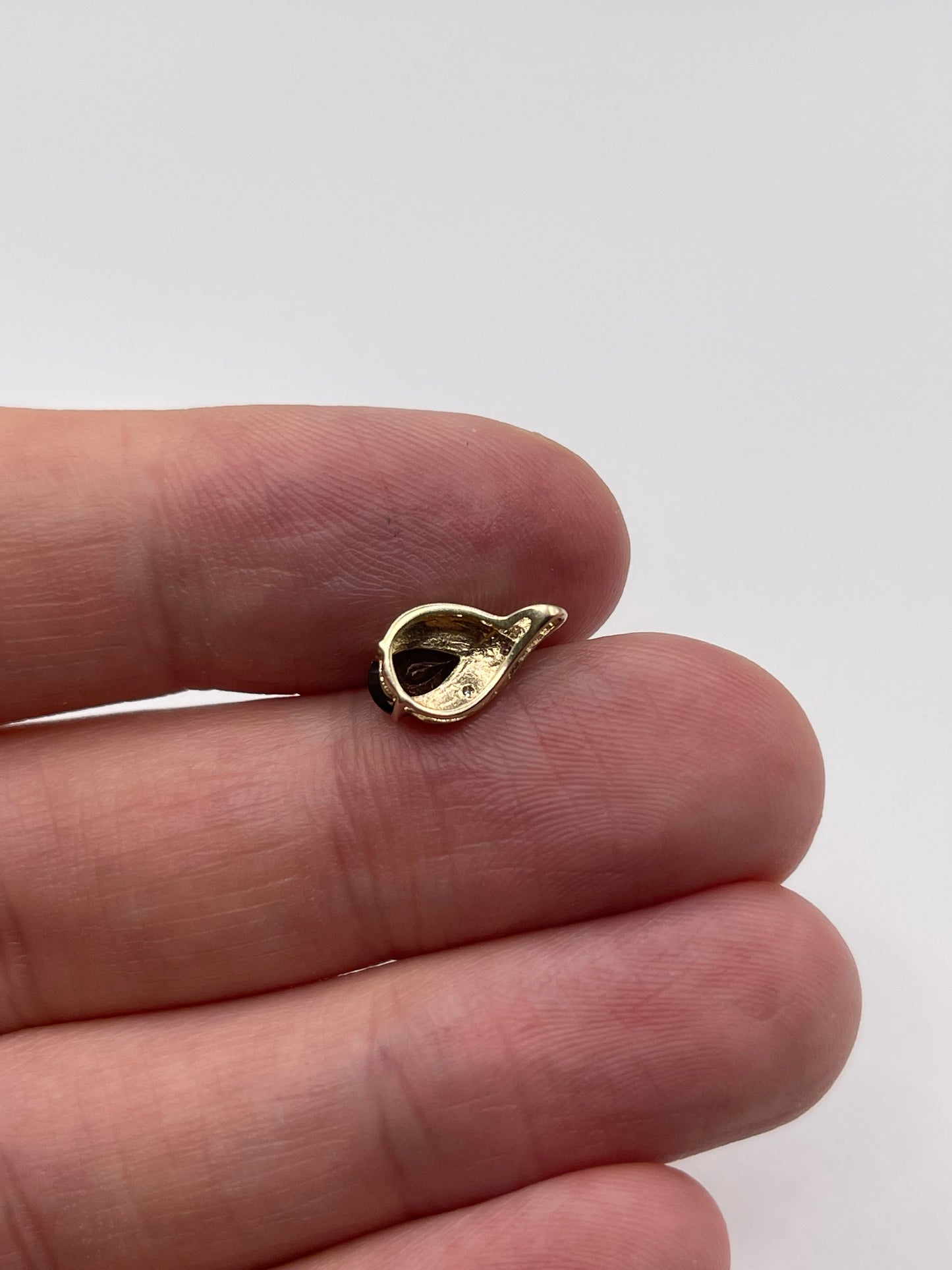 9ct gold garnet and diamond pendant
