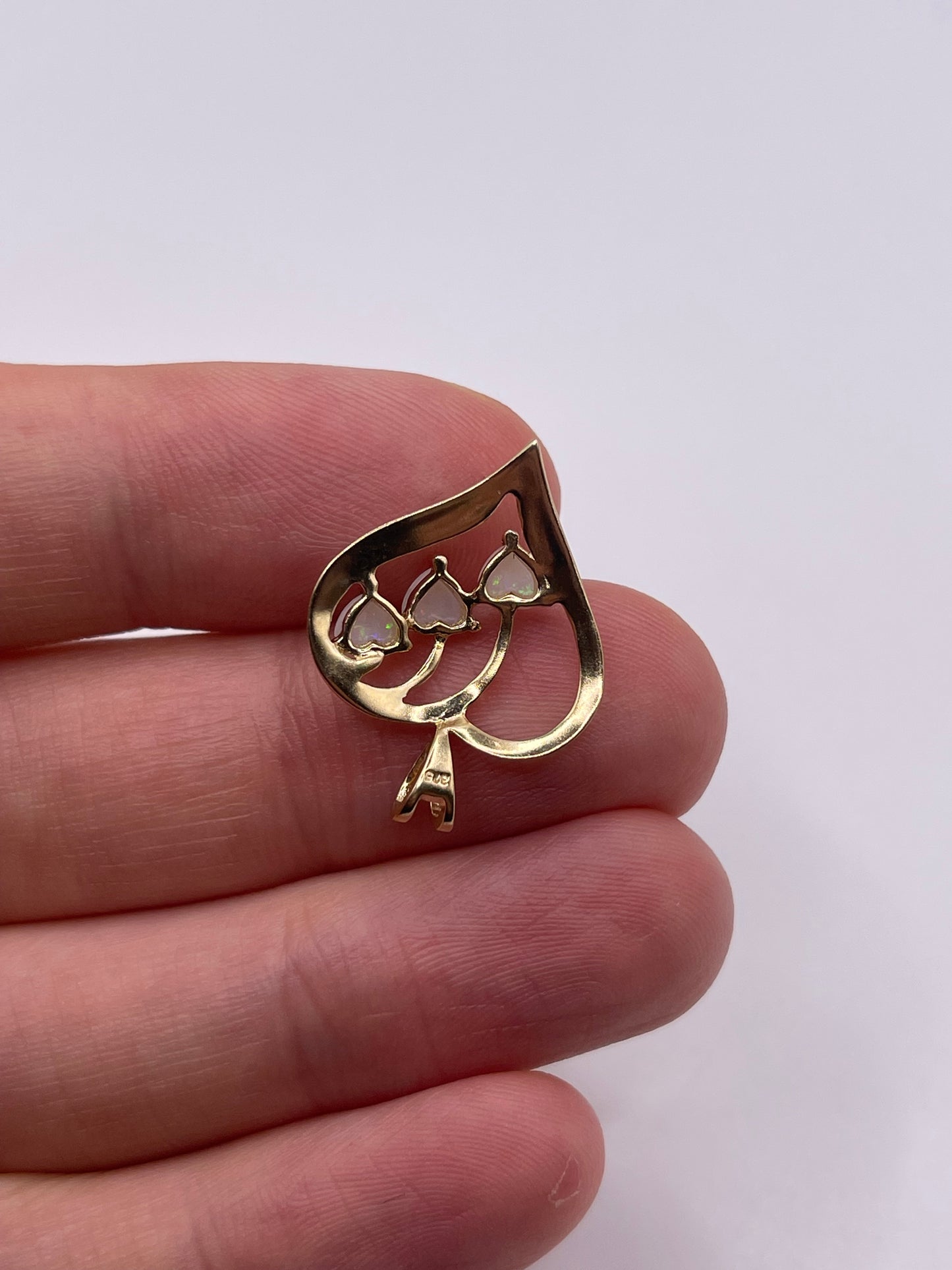 9ct gold opal heart pendant