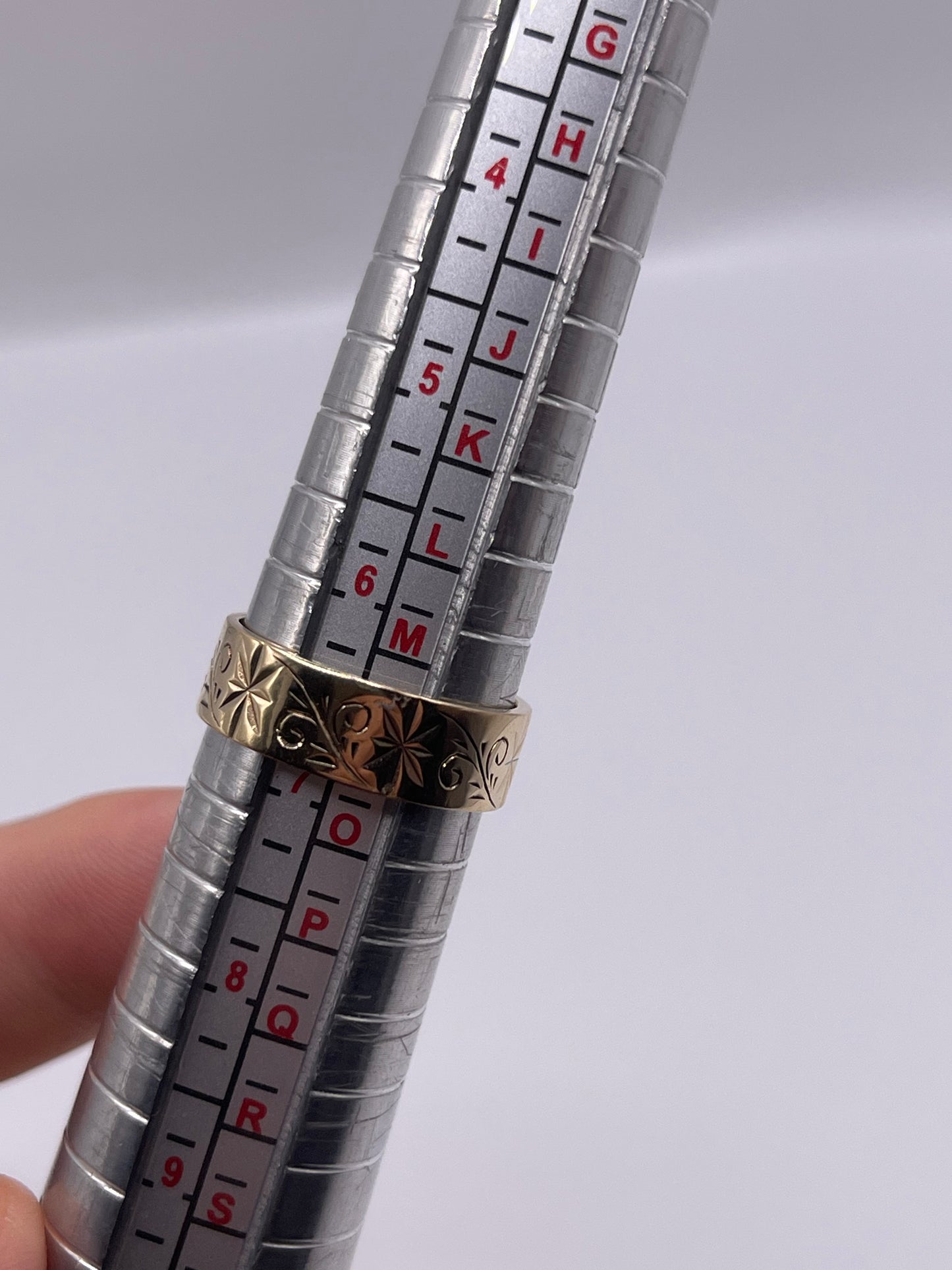 9ct gold patterned band