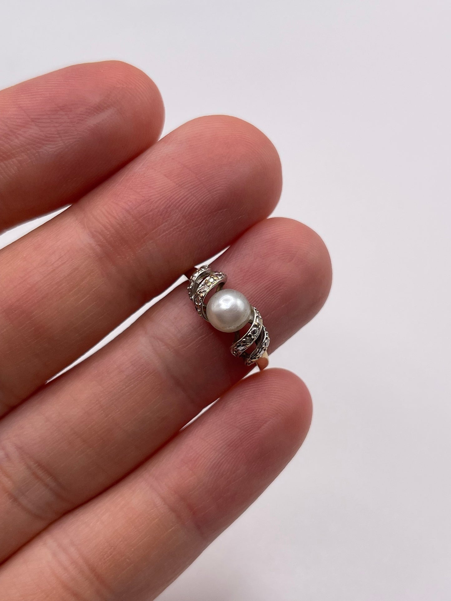 9ct gold pearl and diamond ring