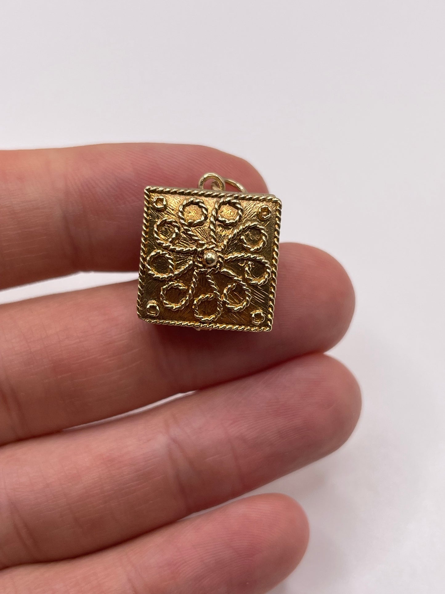9ct gold keep sake box charm