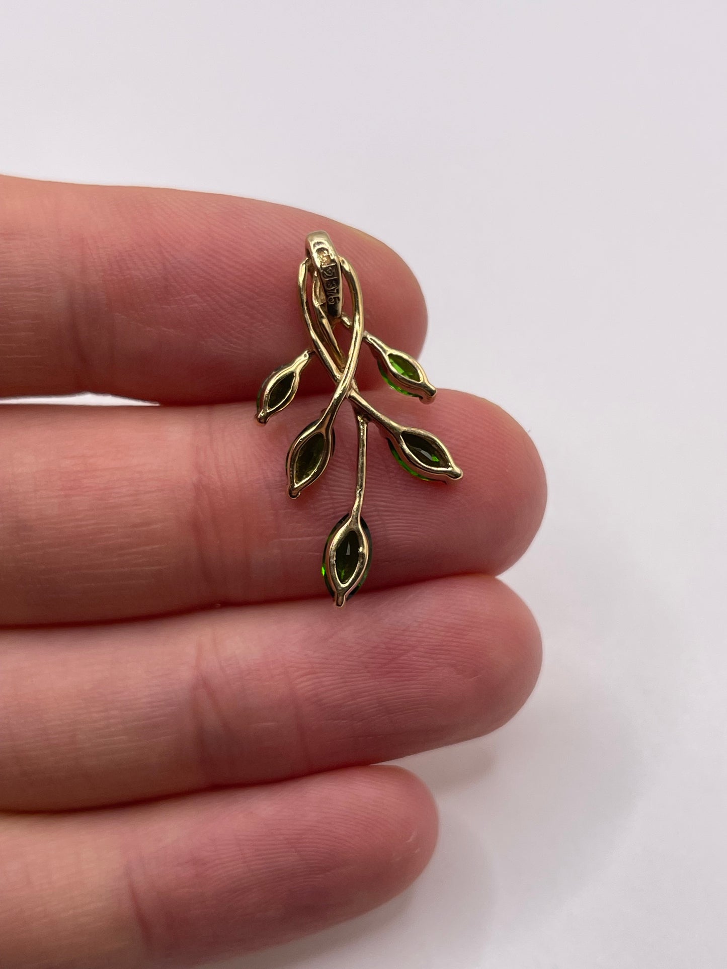 9ct gold diopside pendant