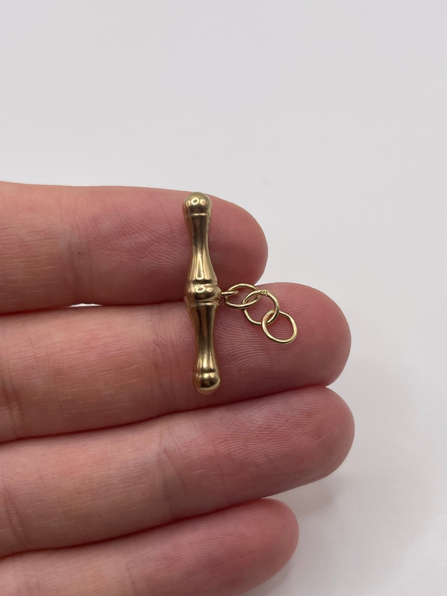 9ct gold T bar pendant