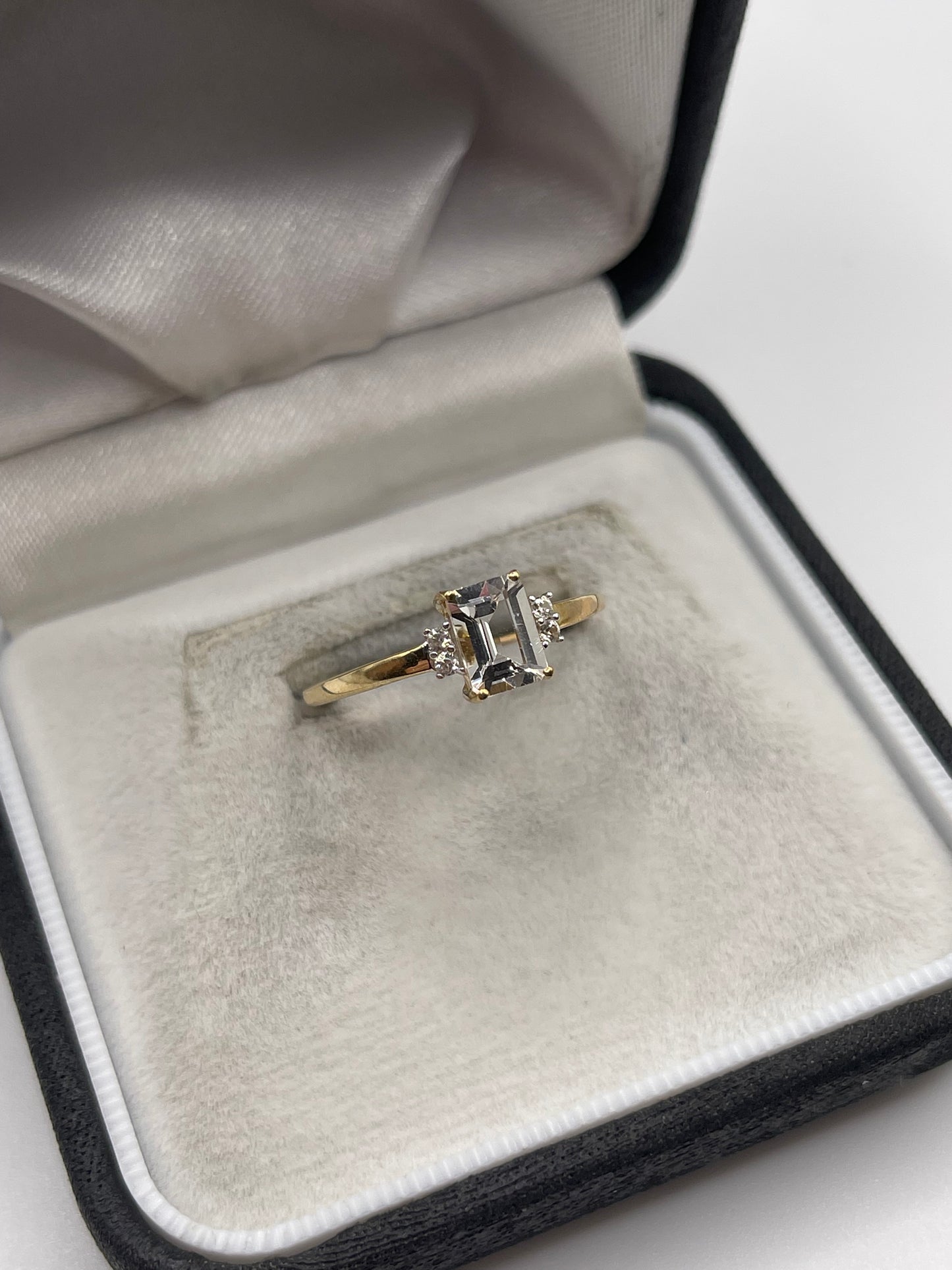 9ct gold zircon ring