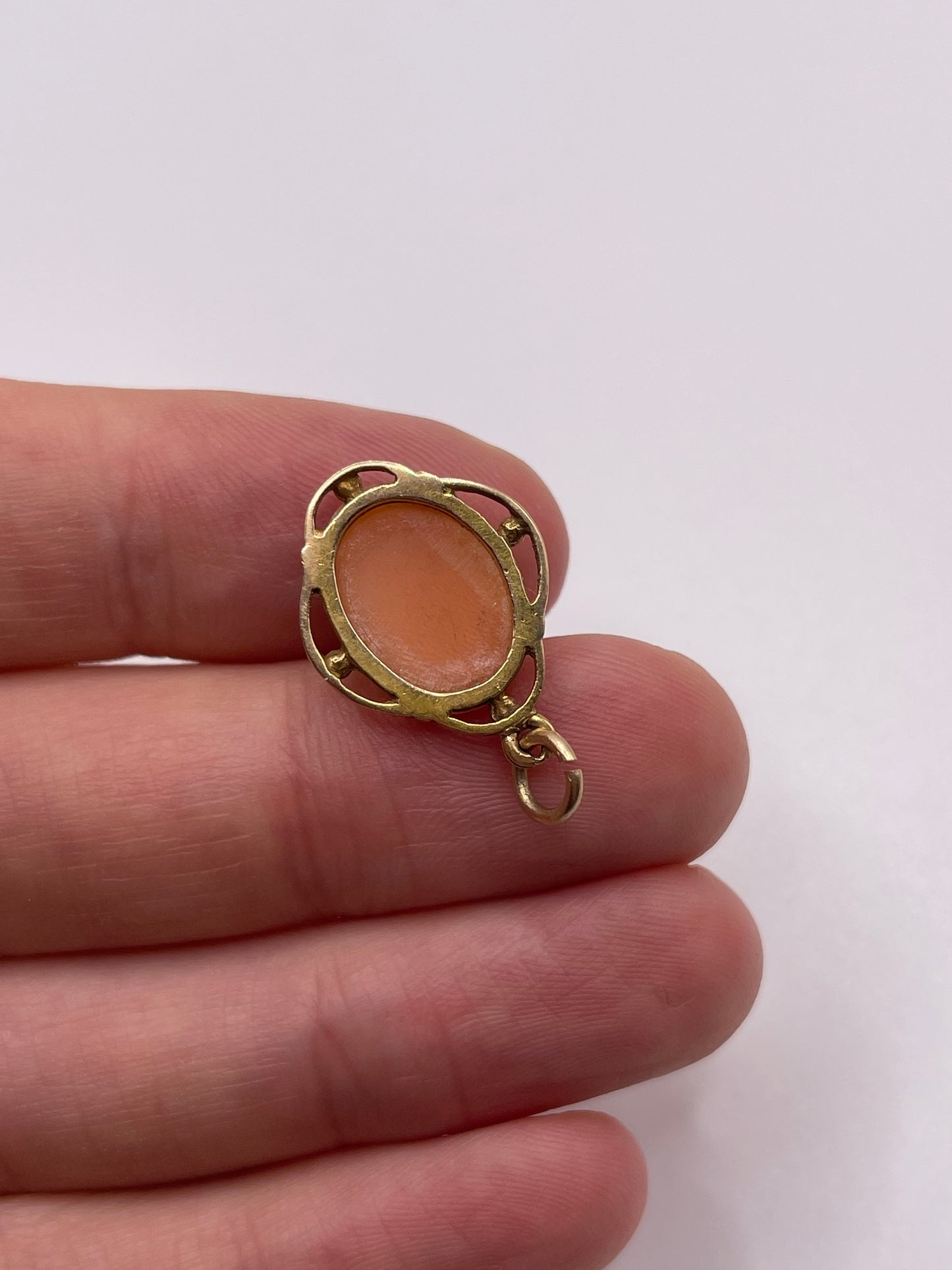 9ct gold cameo pendant