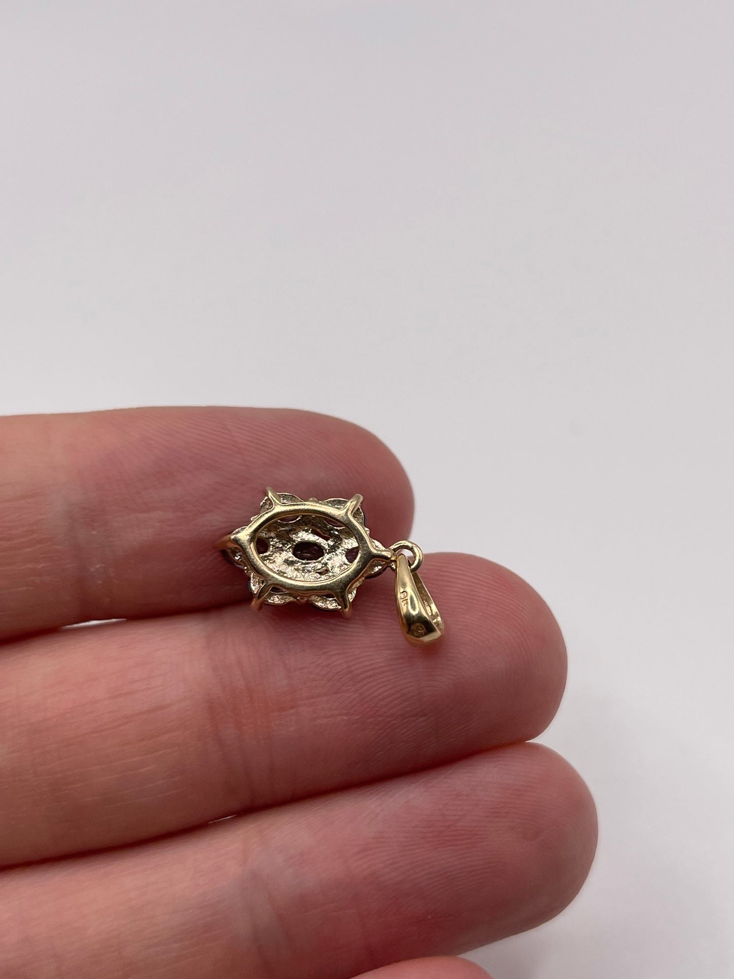 9ct gold quartz cluster pendant