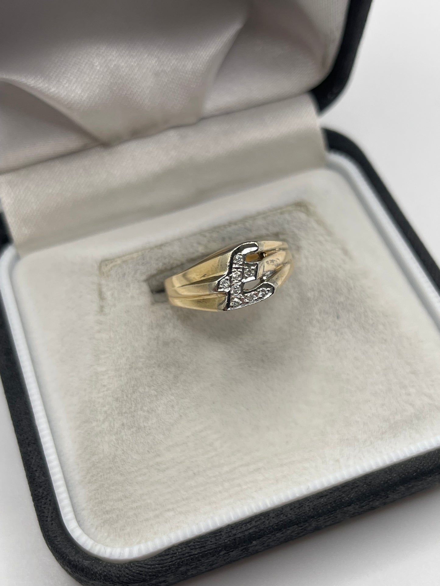 9ct gold diamond £ ring