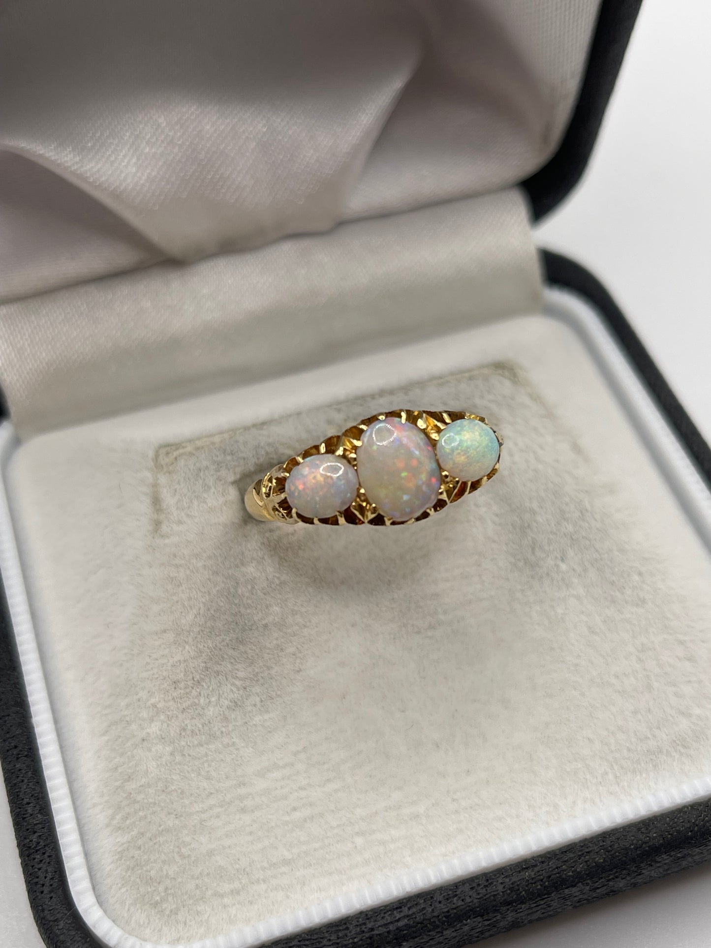 Antique 18ct gold opal ring