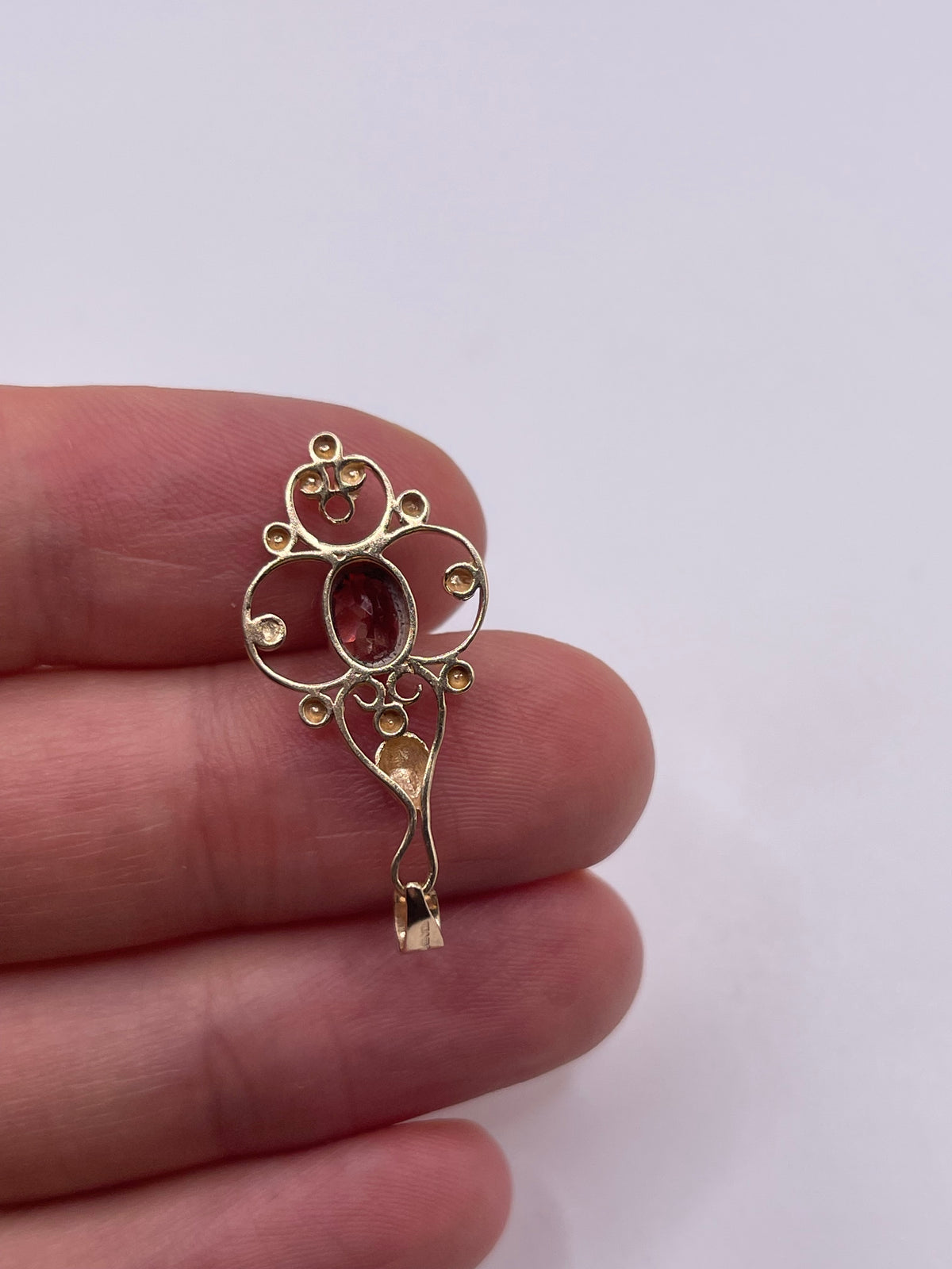 9ct gold garnet pendant