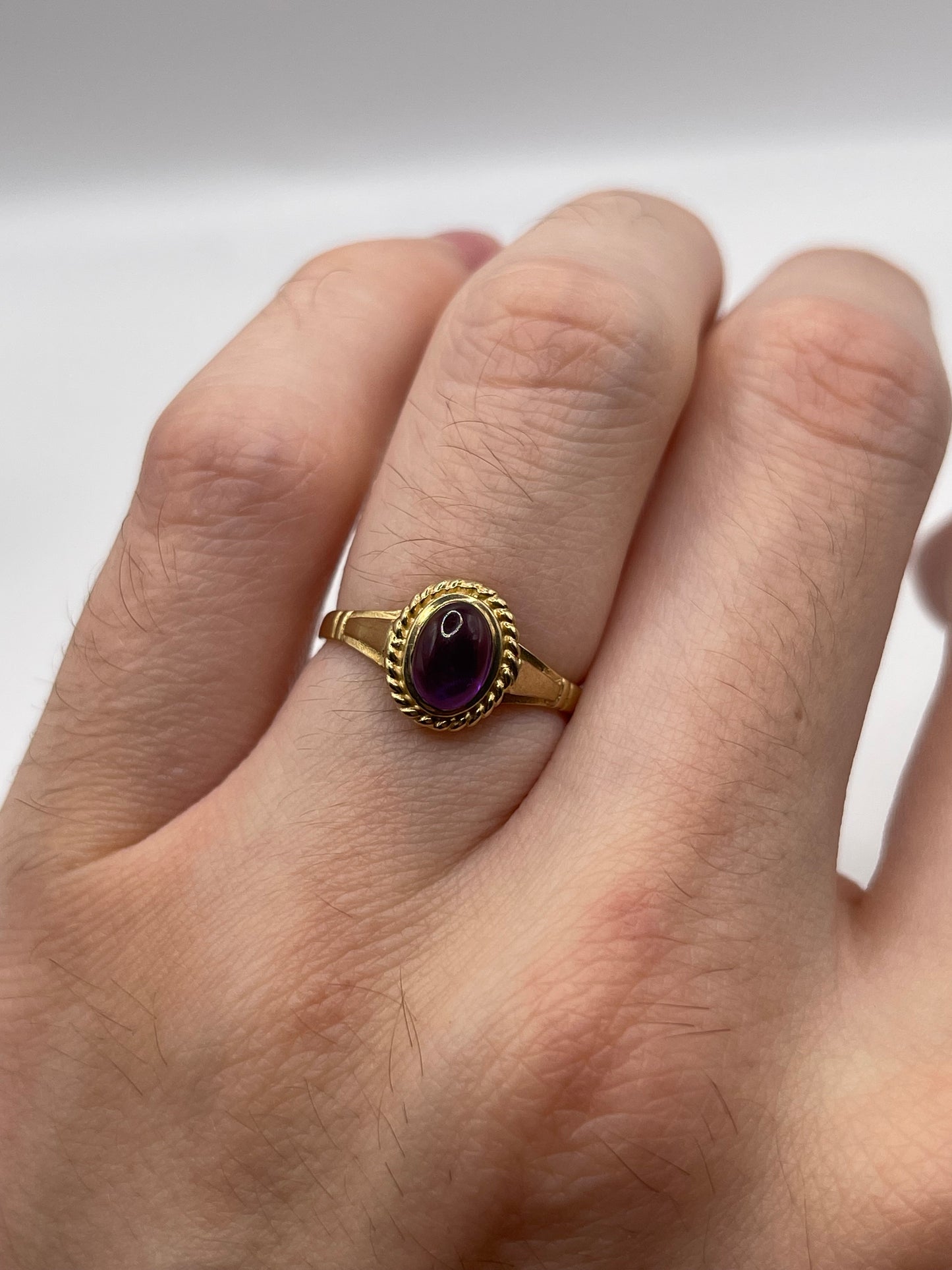 9ct gold cabochon amethyst ring