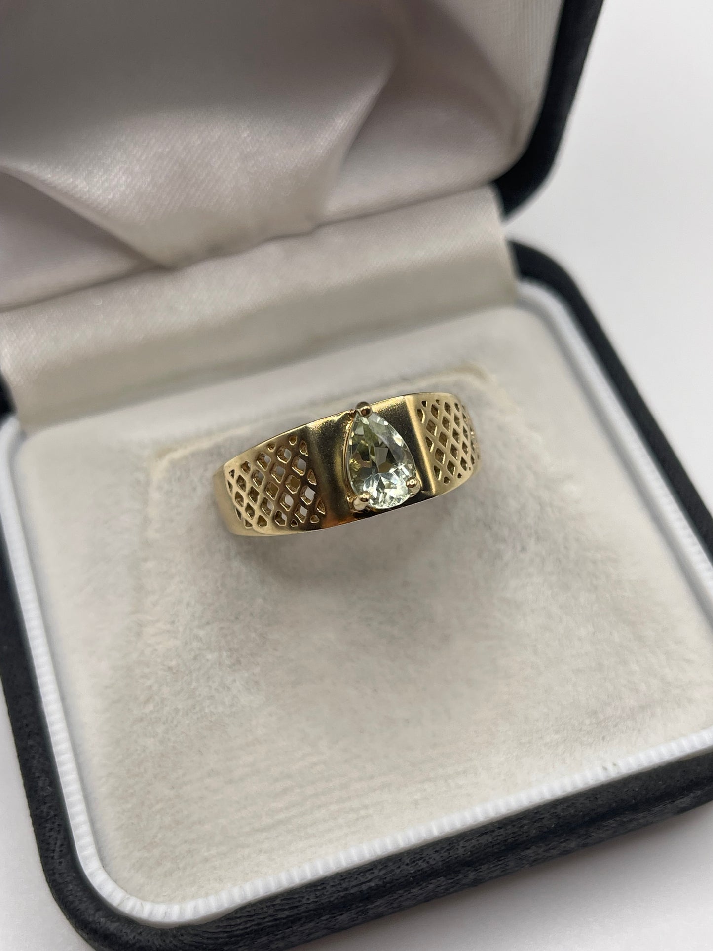 9ct gold quartz ring
