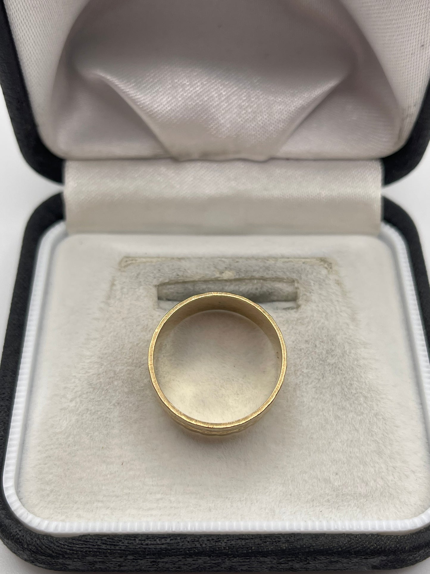 9ct gold engraved band